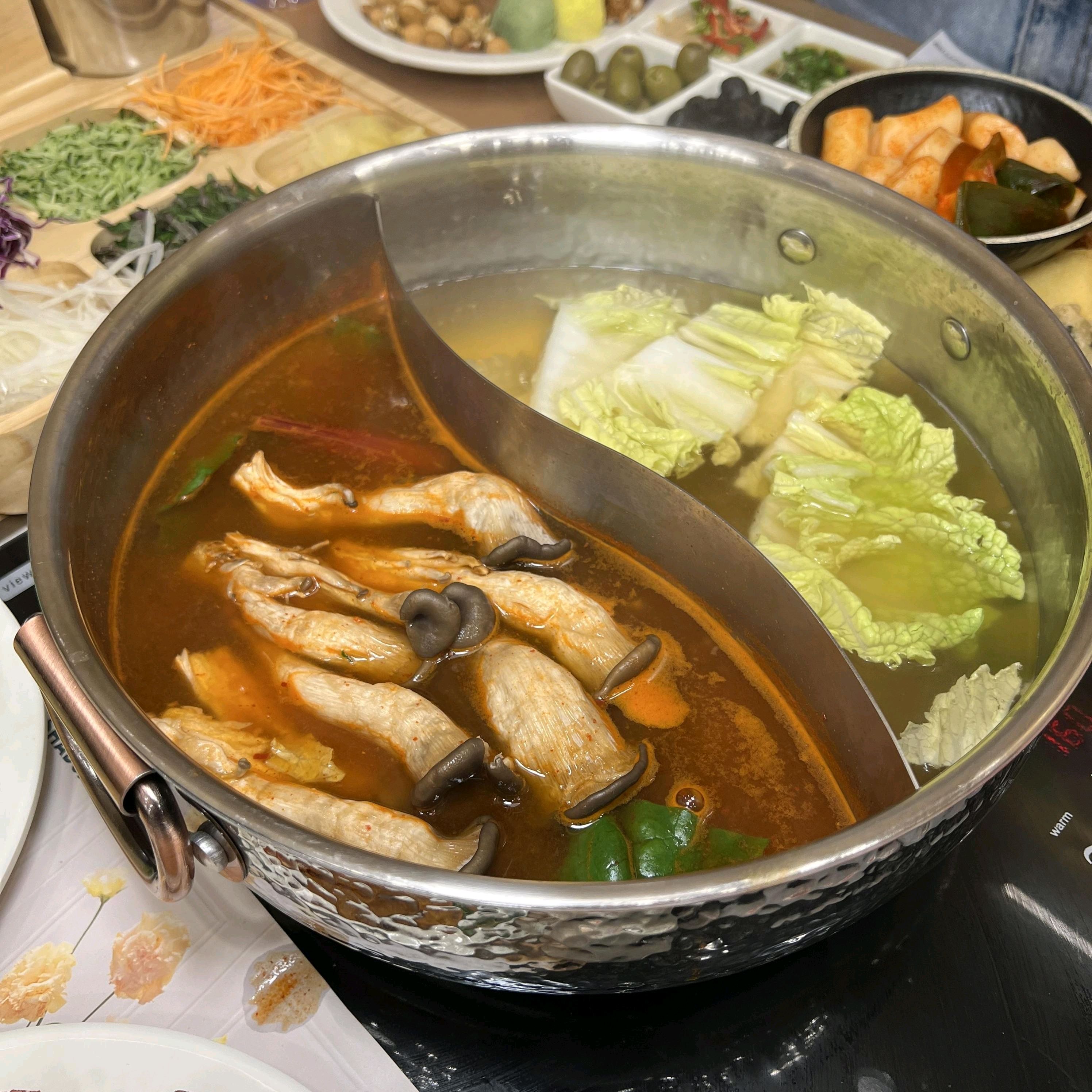 야채가 무척 신선해서 더 만족스러웠어요. 월남쌈이랑 샐러드바, 디저트까지 무제한이라 배부르