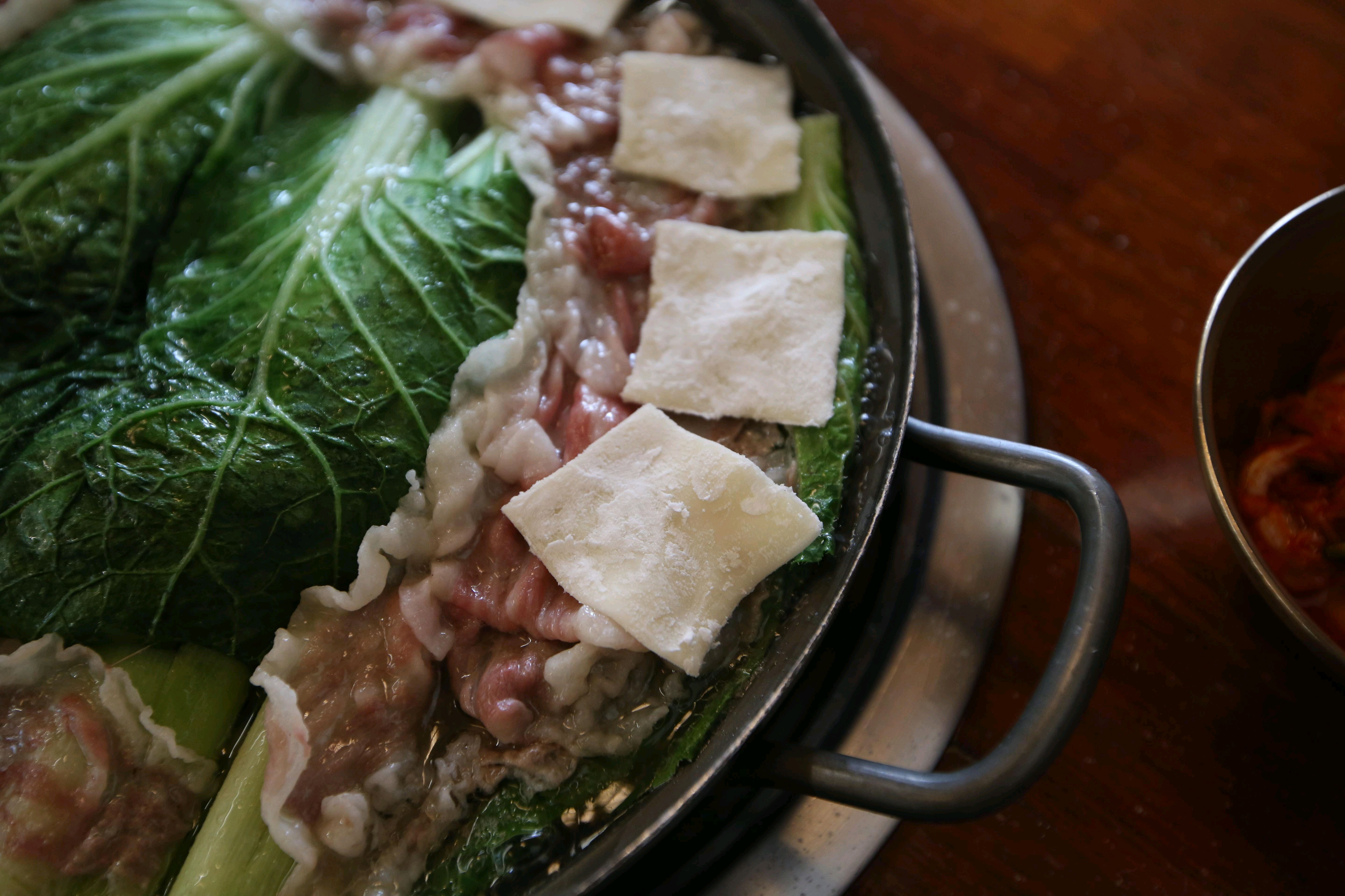 백합칼국수 정말 맛있었어요 면이 쫄깃하면서도 국물은 시원했었어요 한우불고기도 고기가 부드러