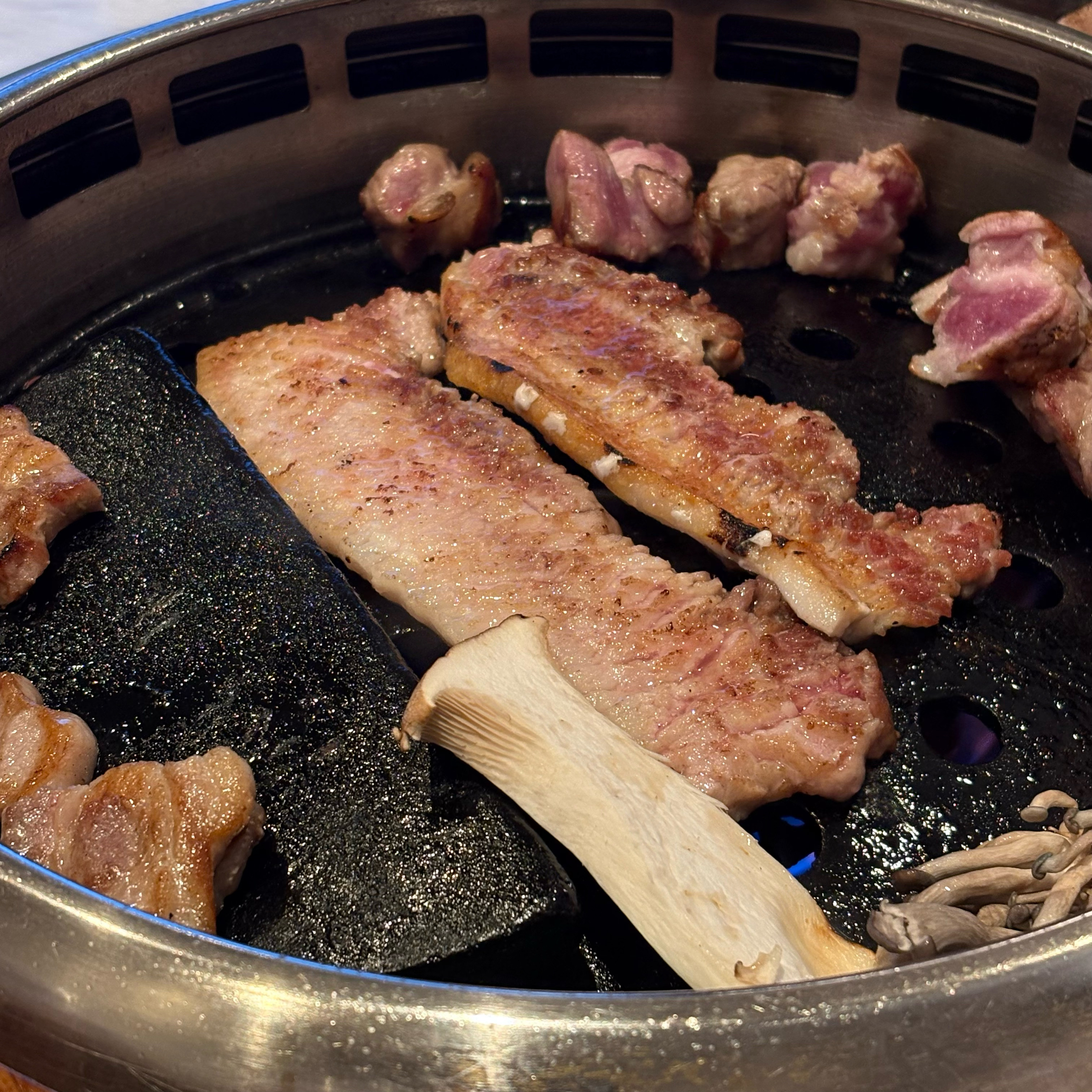 타 지역 거주중 천안 방문할 일이 있어 불당동 맛집 검색하고 여자친구와 찾아왔습니다 돼지