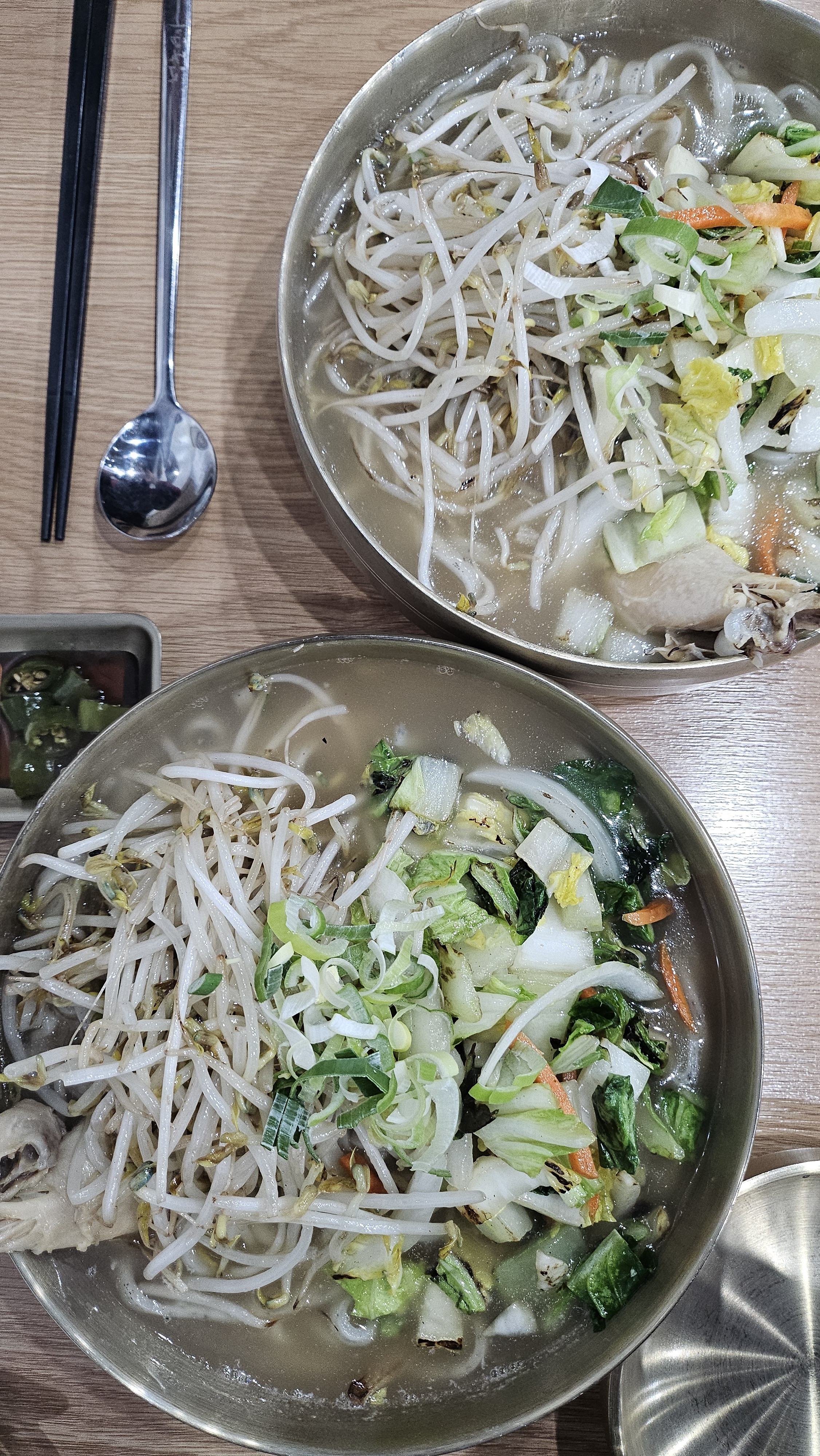 양 진짜 많구 넘 맛있는 닭칼국수..♡ 칼국수랑 닭 조합은 러버ㅎㅎ 인계동 오시면 청춘면가