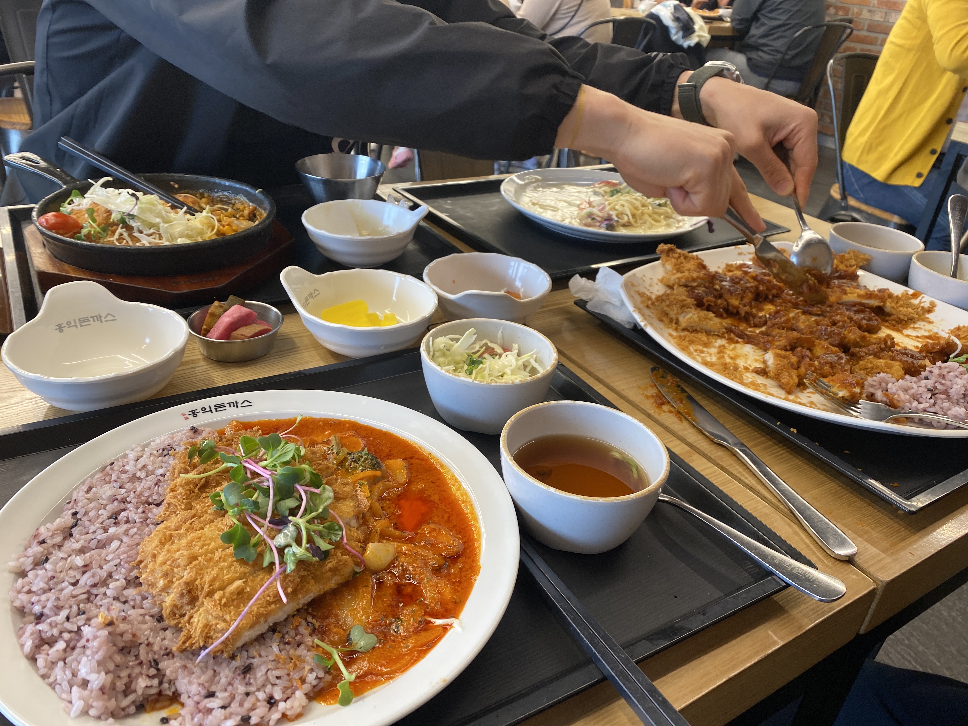 경주여행 왔다가 눈에 띄어서 왔어요 어린이날 즈음이라 그런지 손님 엄청 많았는데 그래도 음