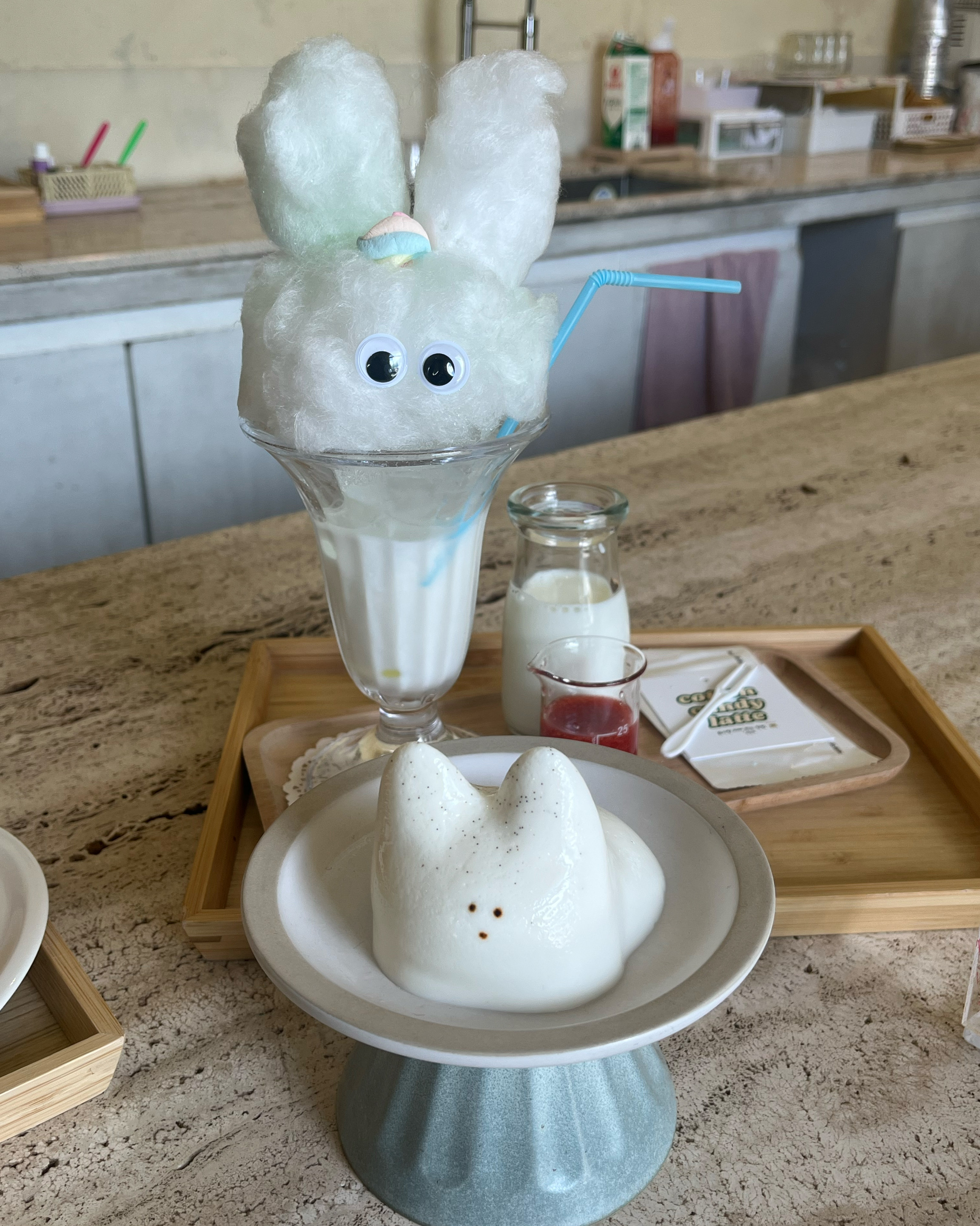 집이랑 가까워서 자주 오는곳인데 늘 친절하시고 항상 귀여운 토끼푸딩이 반겨줘요 사진으론 귀