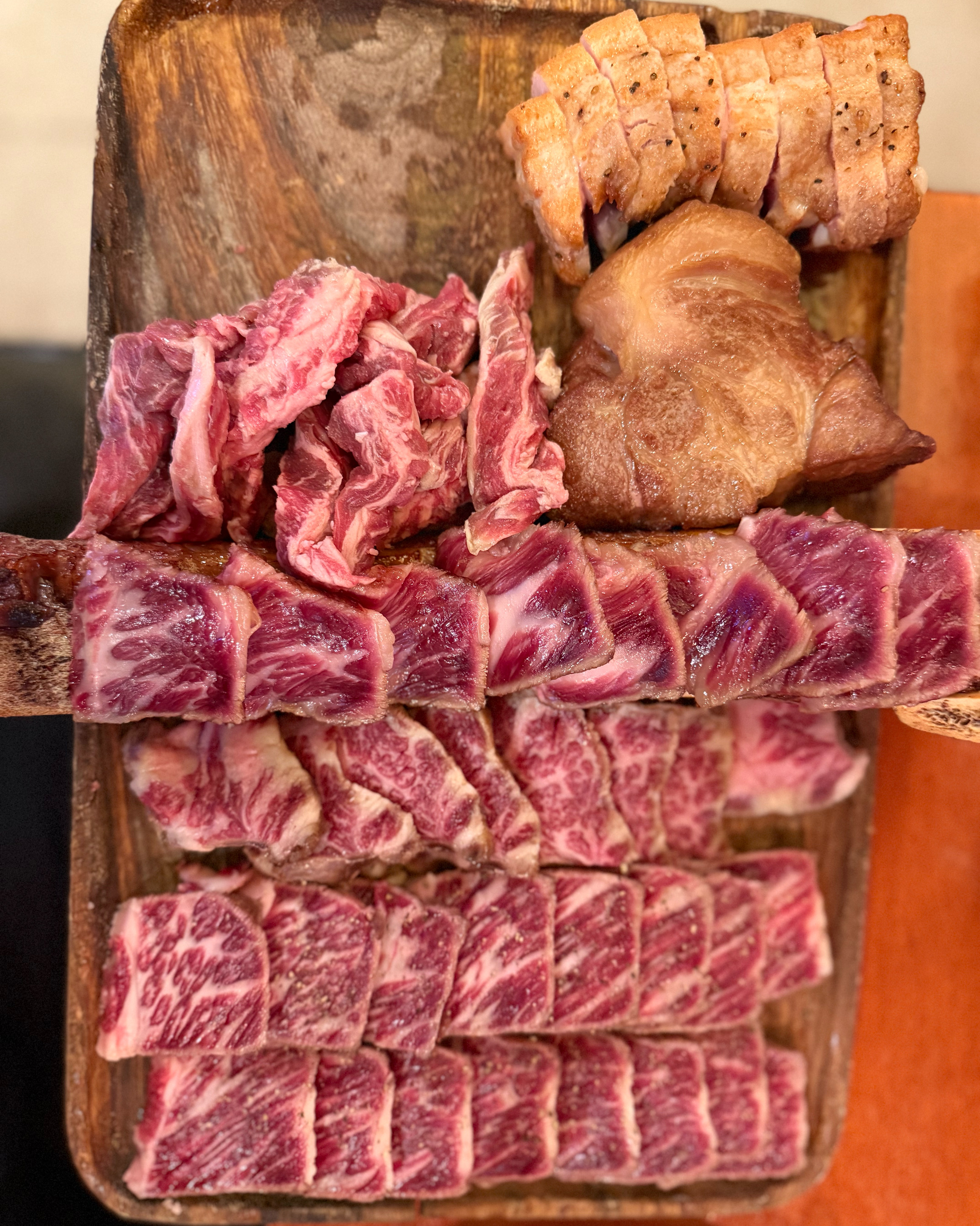 매장이 쾌적하고 자리가 넓어서 가족이나 단체모임에 너무 좋아요. 다양한 고기를 맛볼 수 있