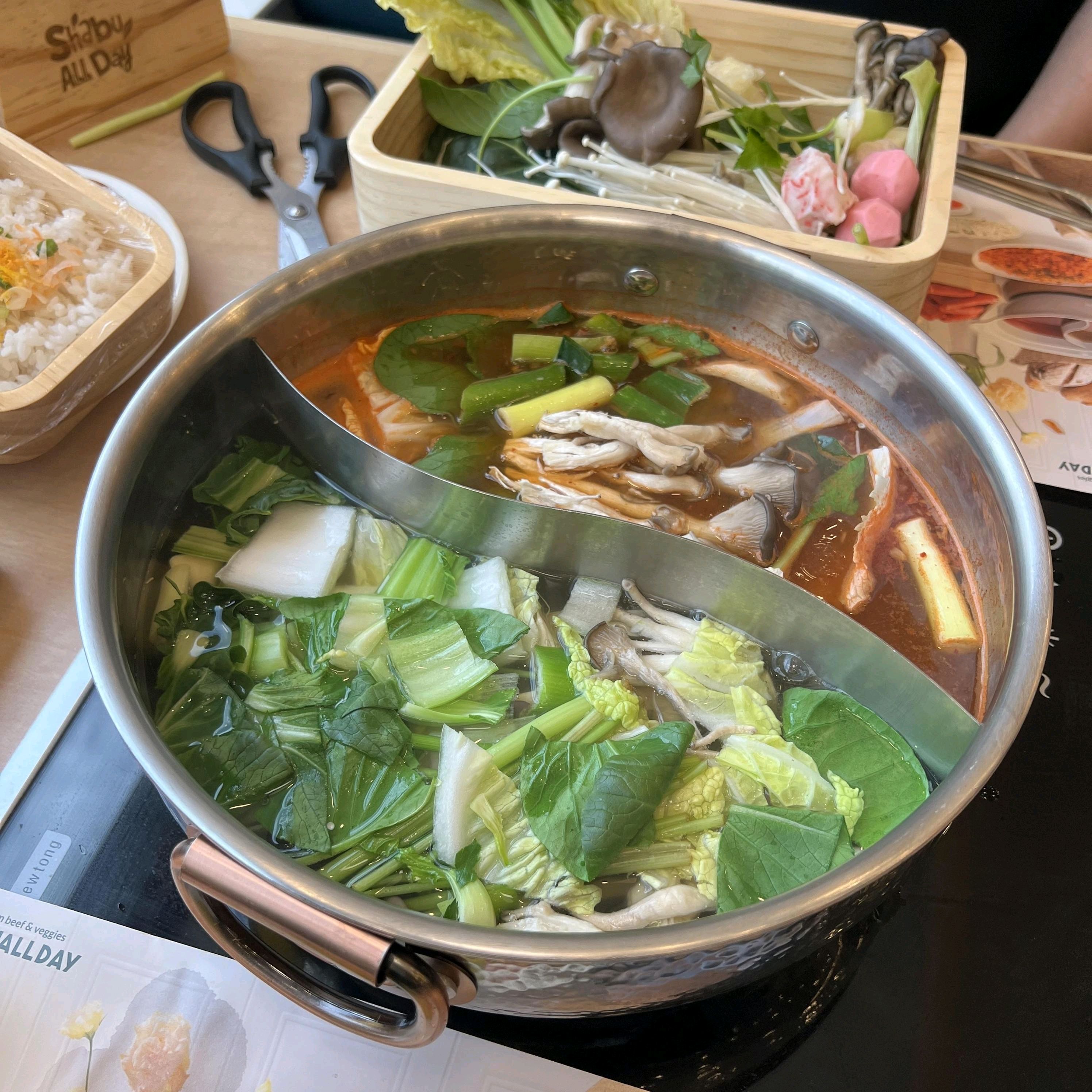 친구랑 같이 가서 샤브샤브 먹었는데 프리미엄 소고기가 정말 깔끔하고 맛있었어요 샐러드바도