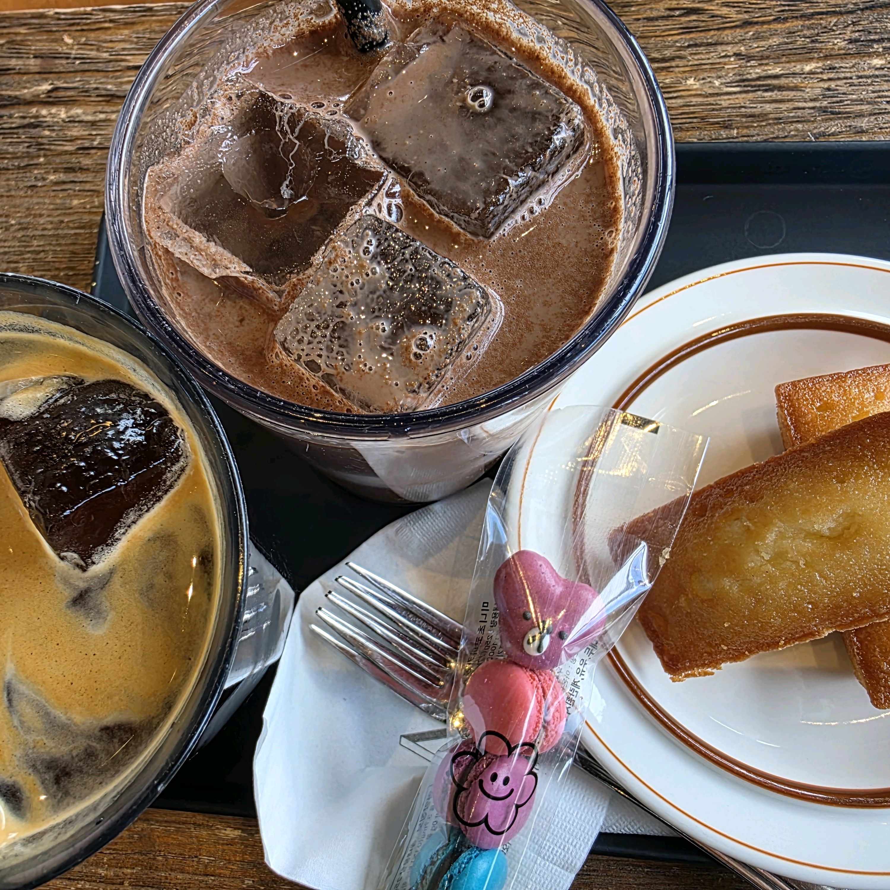 찐으로 맛있고 장소도 너무 좋아요. 좌석도 안팎으로 많아서 대기 없이 바로 이용했어요. 아