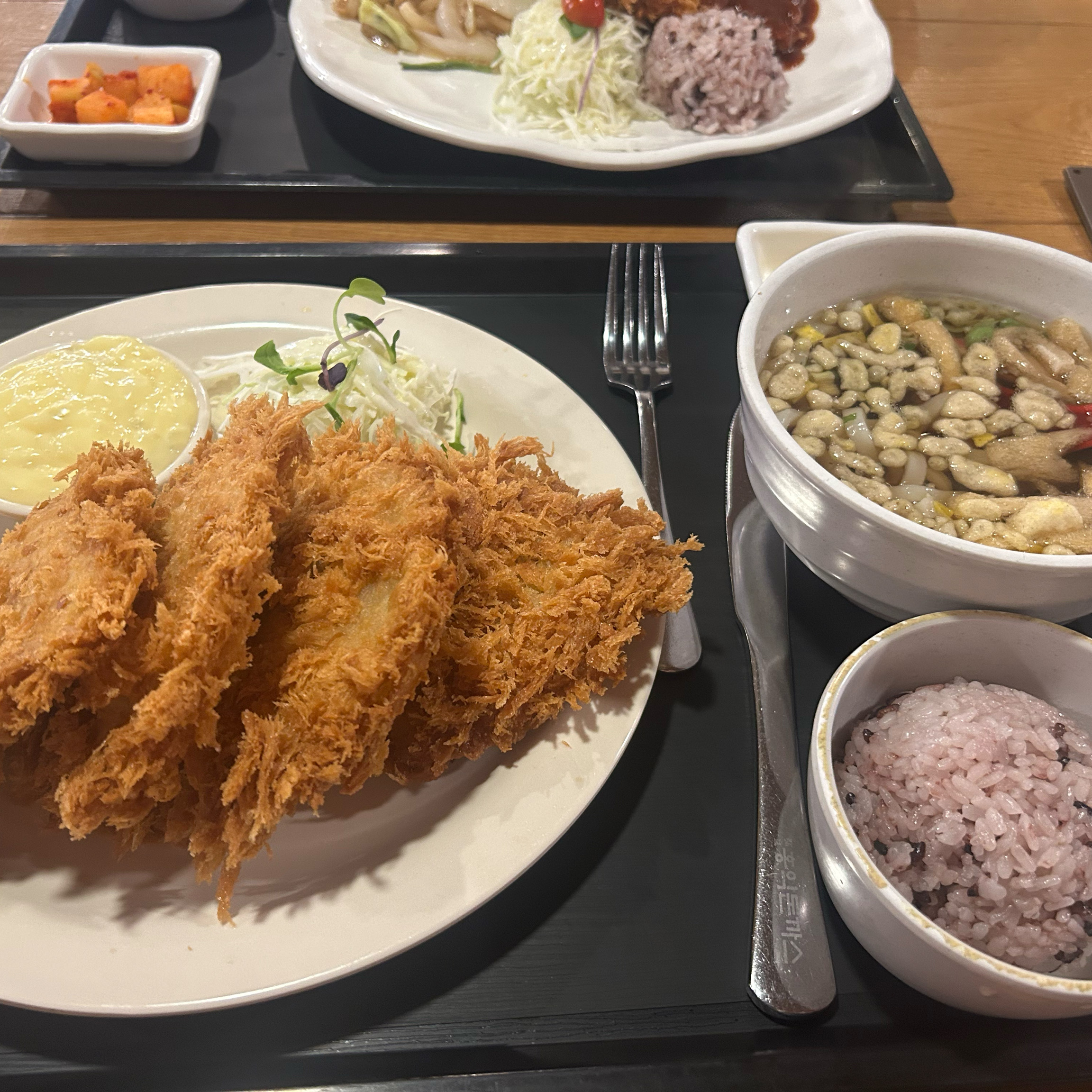 생선까스와 돈까스 먹었는데 다른 지점과 같이 맛있었어요. 남은 음식 포장도 가능해서 좋아요