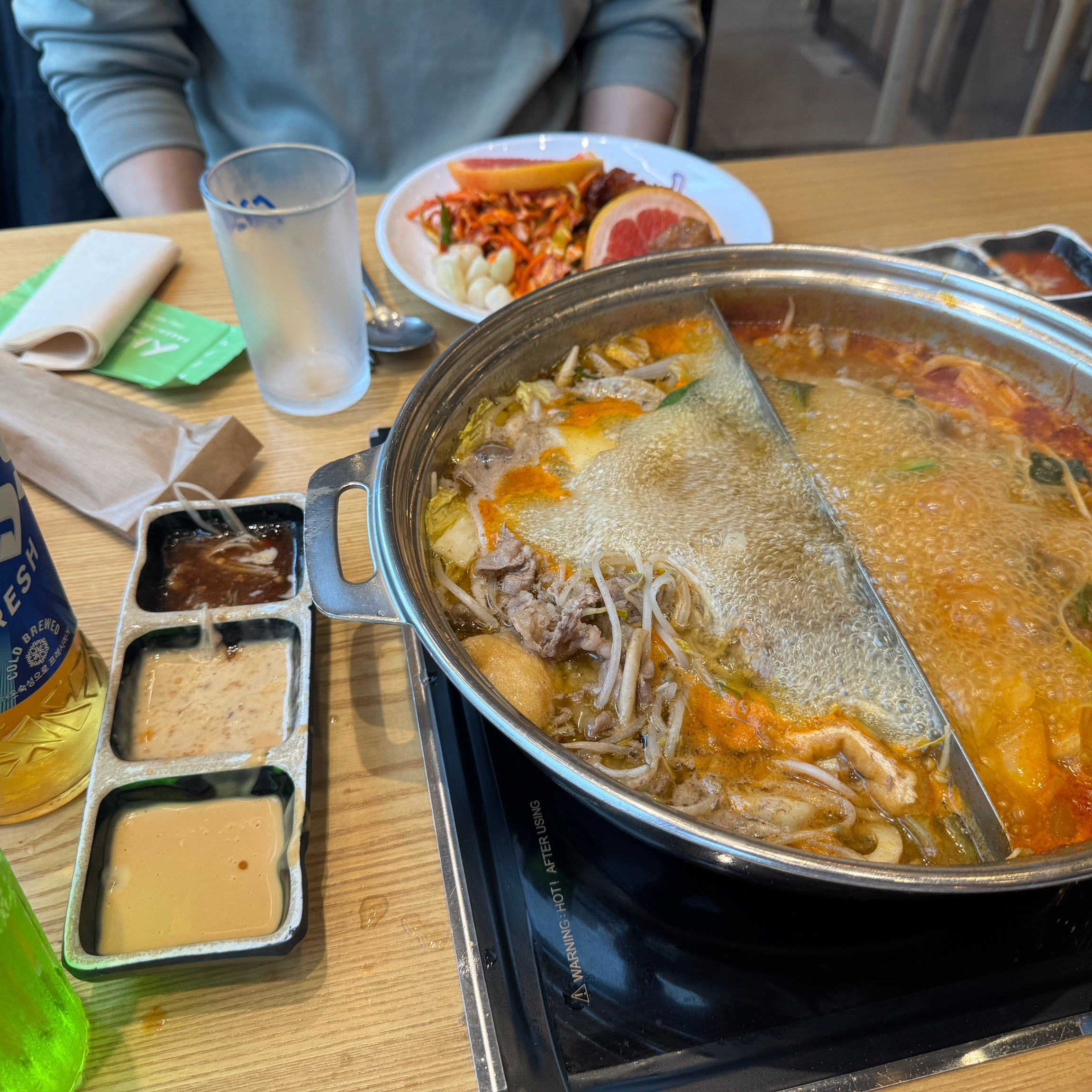 매장 쾌적하구 맛있구 사이드 음식도 잘 되어있어서 너무 좋구 술도 3000원이라 너무 좋아