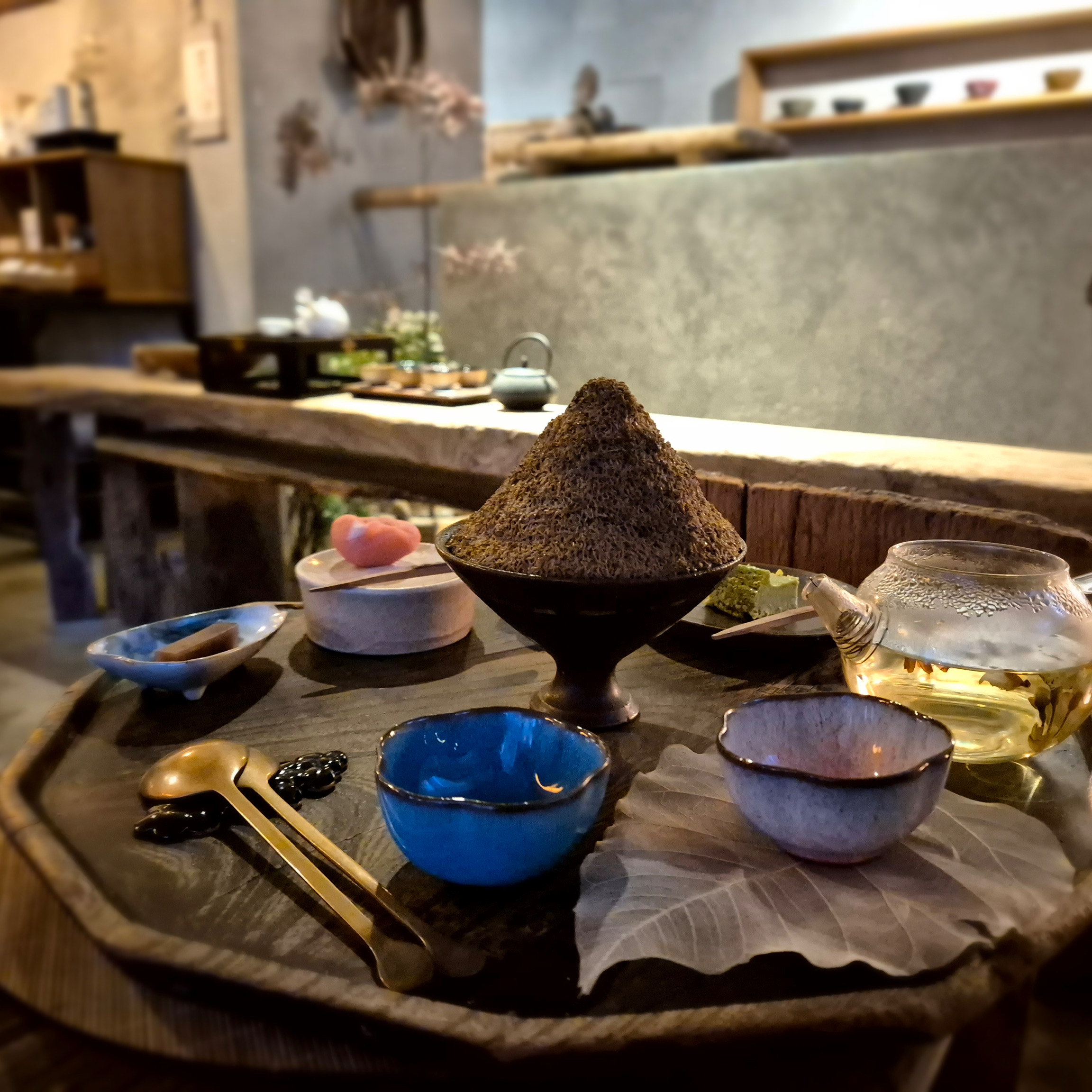 호지차 빙수 세트 정말 맛있게 잘 먹었습니다. 빙수와 차, 다과 모두 완벽한 조화였어요.