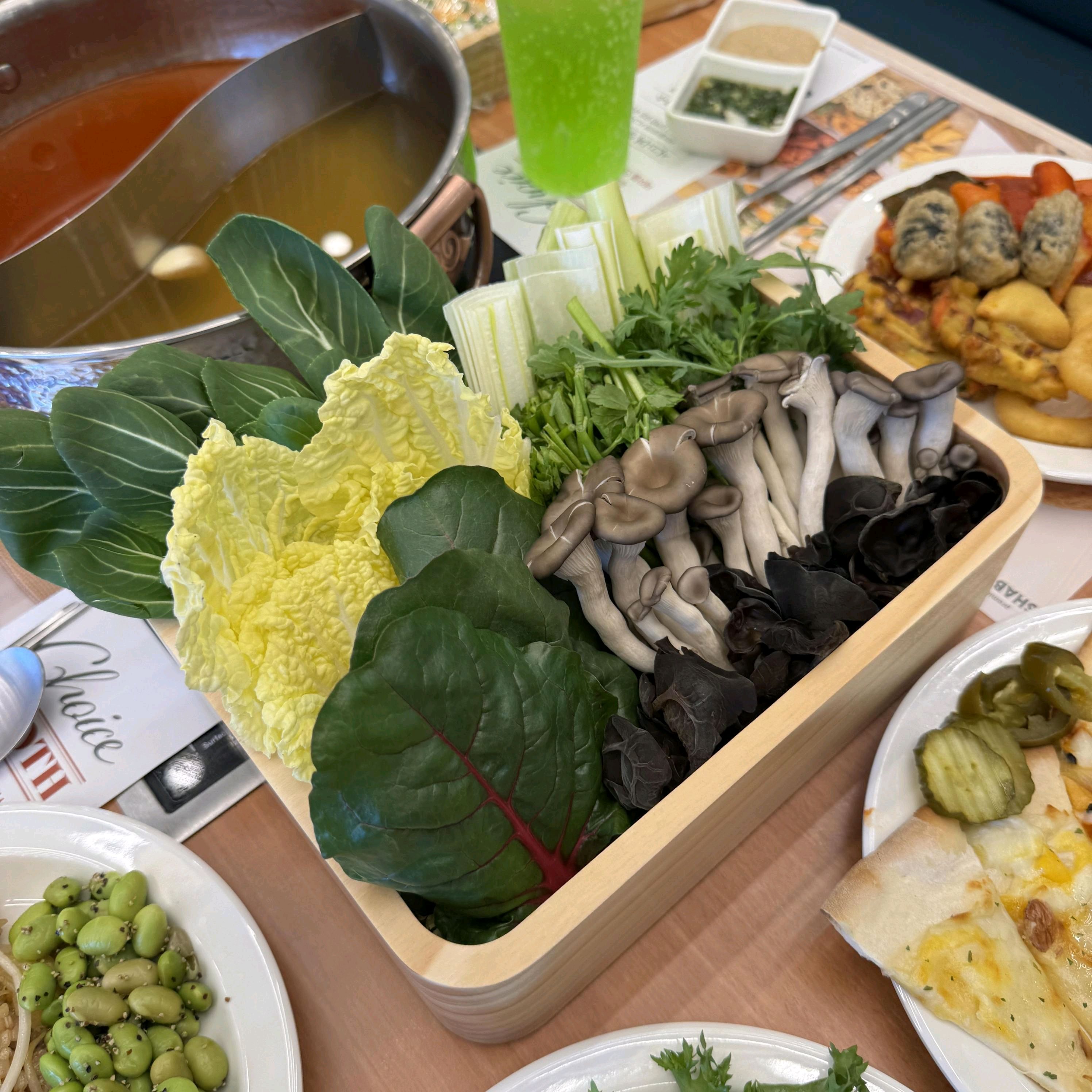 정말 만족스러운 샤브샤브였어요 프리미엄 소고기 양지와 설도 그리고 목심을 사용해서 그런지