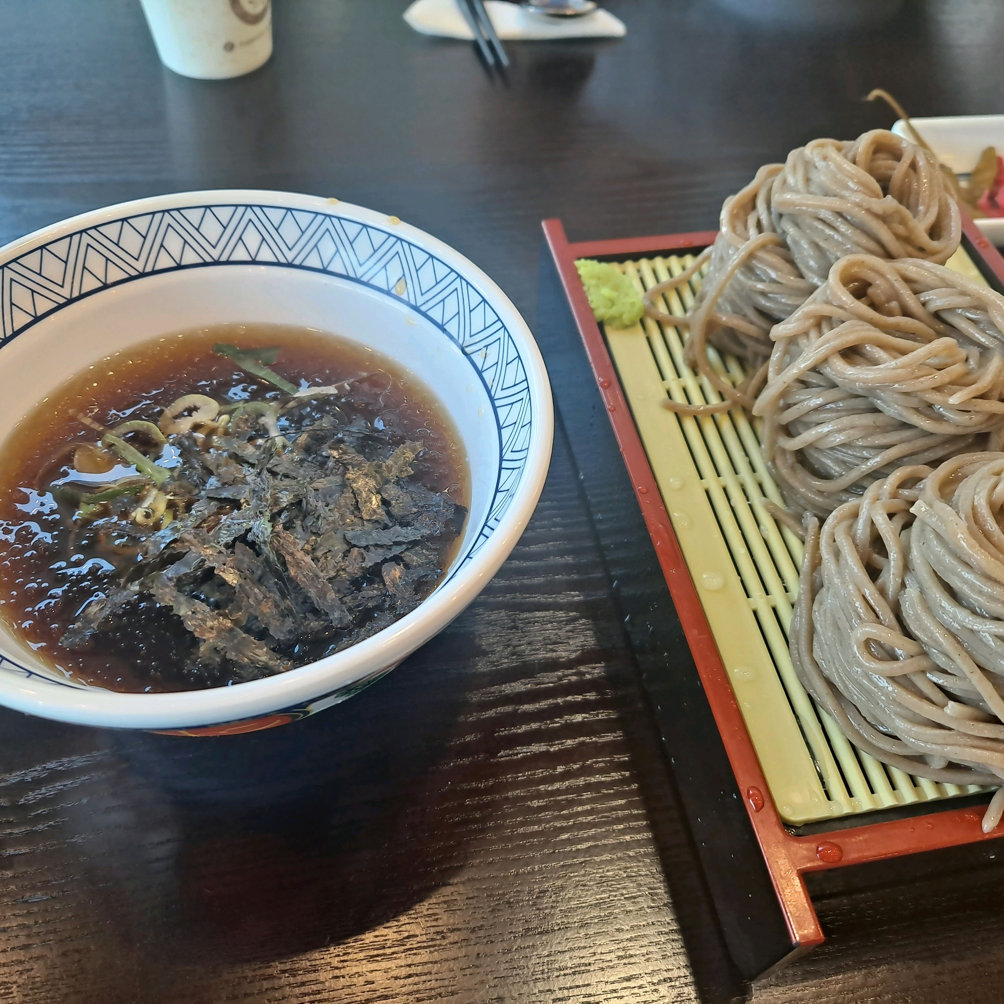 시키고 금방 나왔어요! 우동 면이 완전 탱글탱글해요. 소바도 국물 맛이 진하고 시원한 맛이