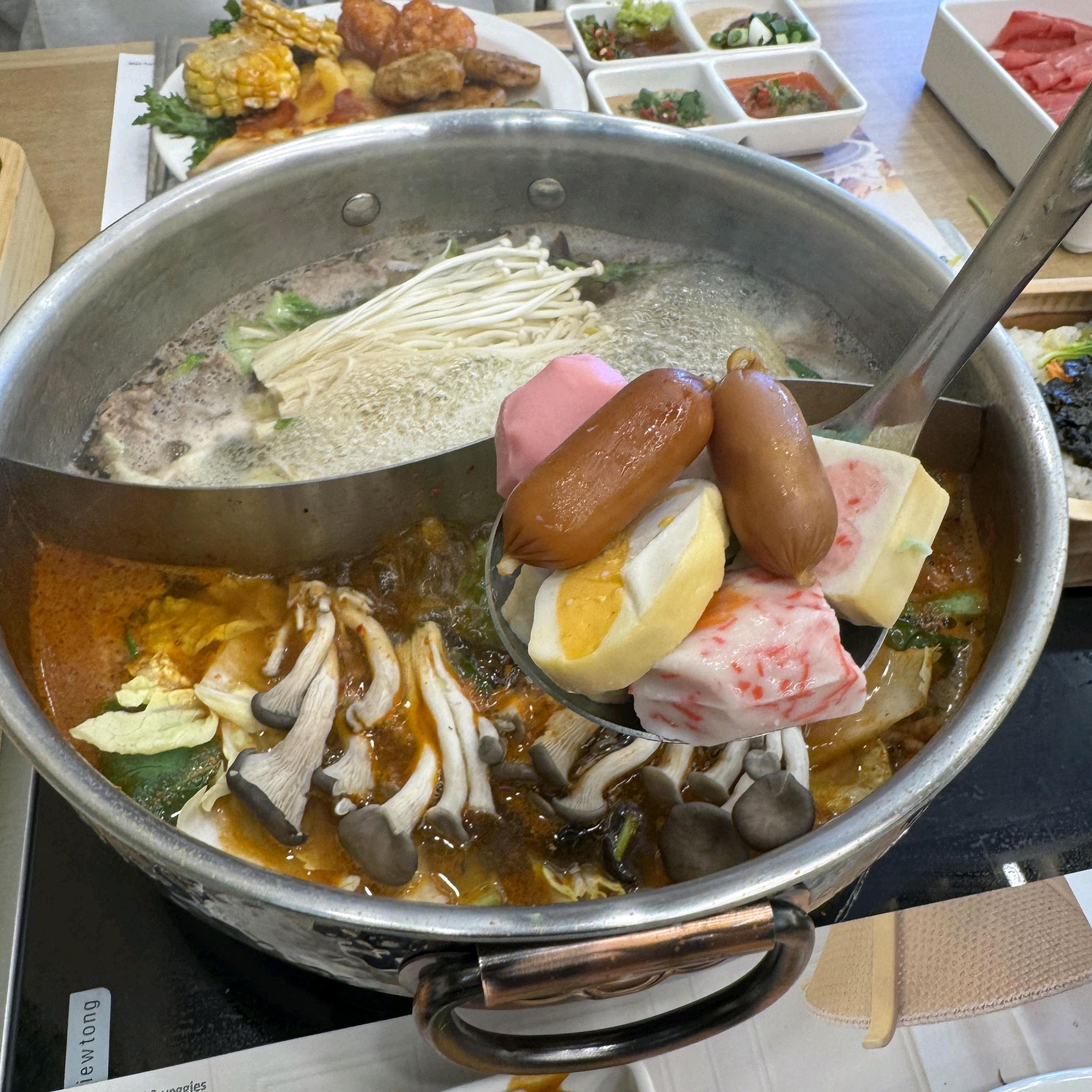 만족스러운 경험이었네요. 취향에 맞는 육수 선택이 가능해서 좋았어요. 샐러드바도 다양하게