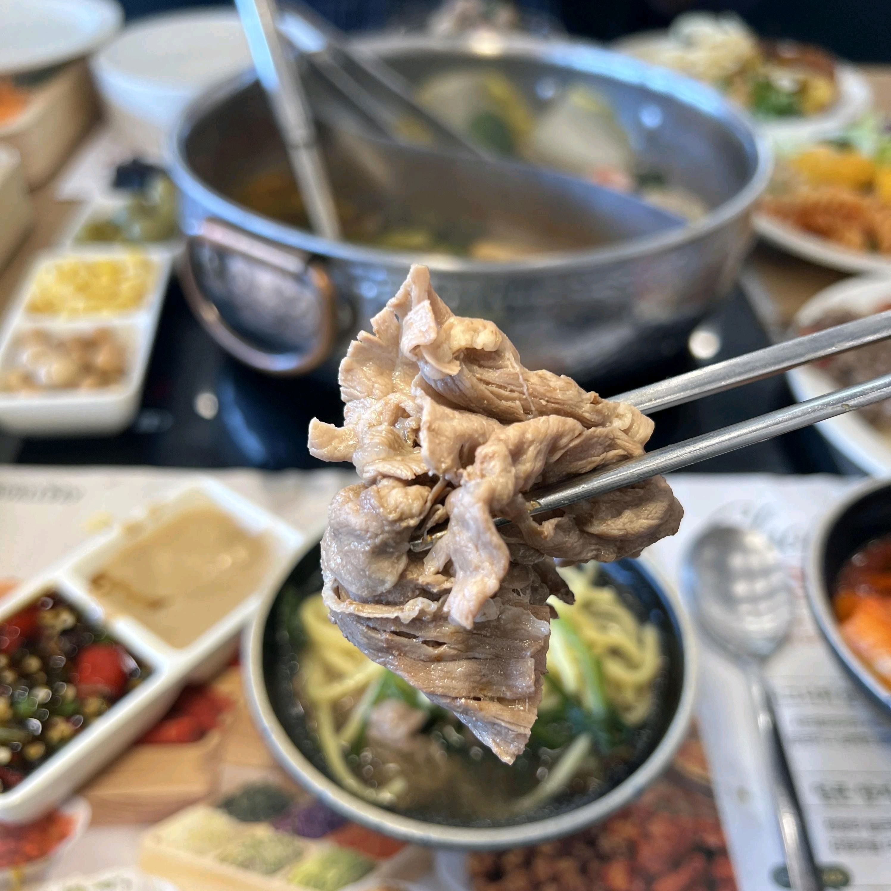 저녁에 친구들이랑 샤브샤브 맛있게 먹고 왔어요 샐러드바 종류도 많고 월남쌈 먹으니 신선하고