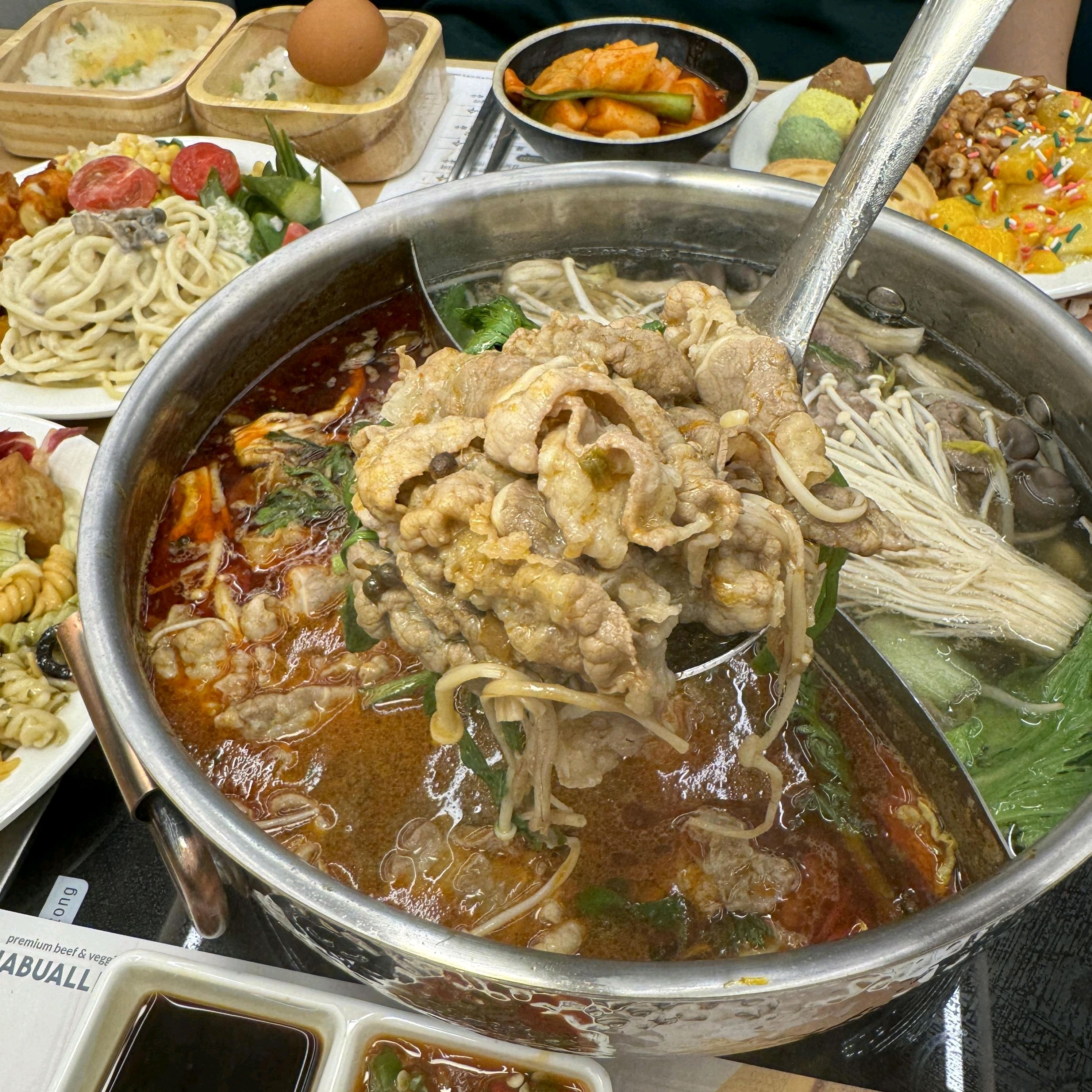 정말 만족스러운 샤브샤브 맛집이네요 소고기가 정말 부드럽고 신선해서 무제한으로 먹어도 질리