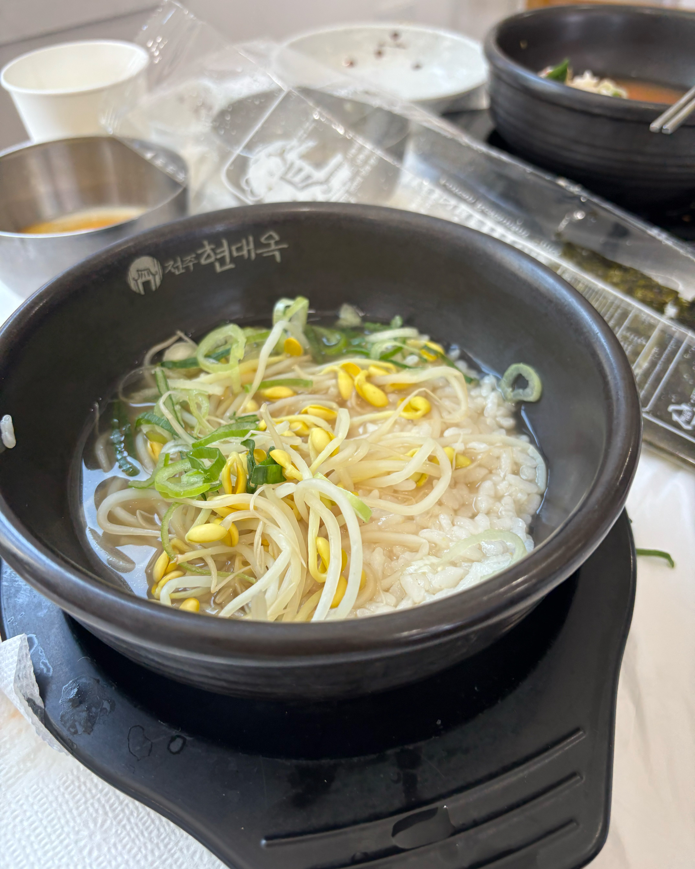 콩나물국밥 좋아해서 여기저기 많이 먹어봤는데 진짜 맛있어요 :) 애들메뉴도 있어서 어린이콩