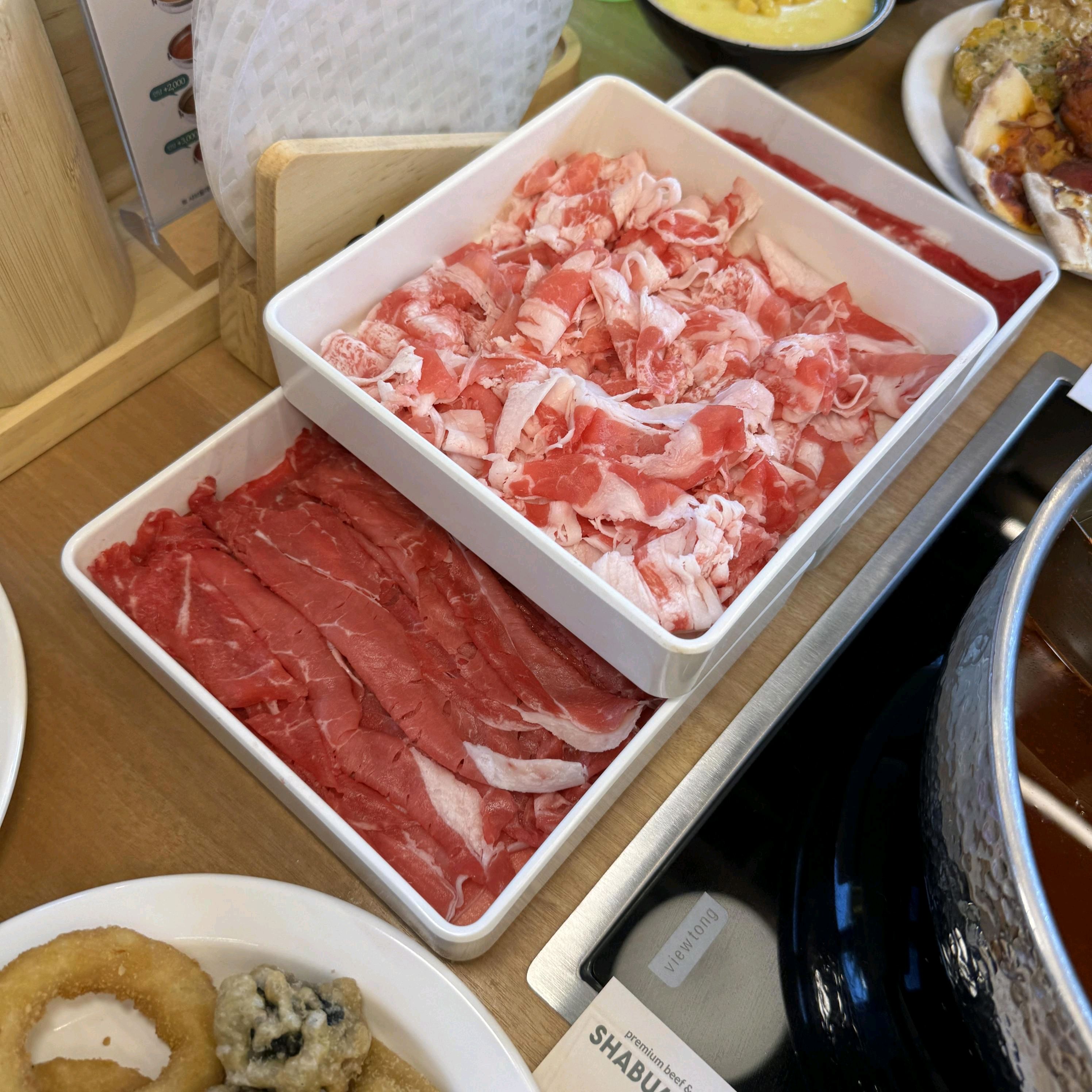 각자 취향에 맞는 월남쌈을 만들어 먹을 수 있어서 좋았어요 샐러드바에서 신선한 야채들도 마