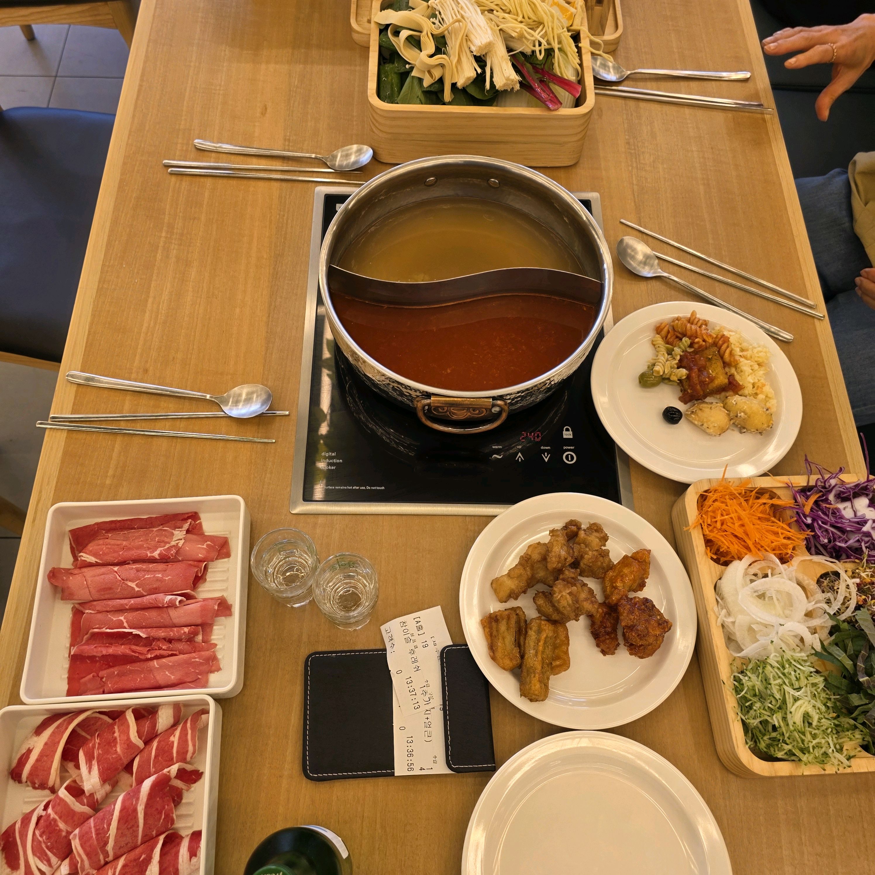 넓은가게, 종류많은 뷔페음식들, 무한리필고기,채소, 월남쌈, 디저트 등 먹을께많습니다 전반