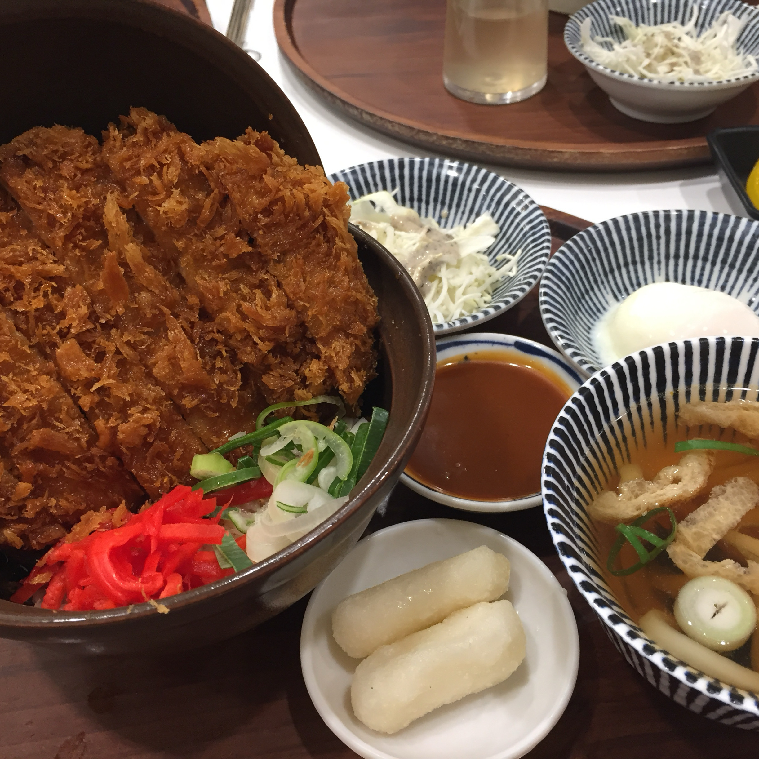 음식이 빨리 나와요!! 가격대비 양이나 사이드 구성 모두 알찬 거 같아요 직원 분들도 친절