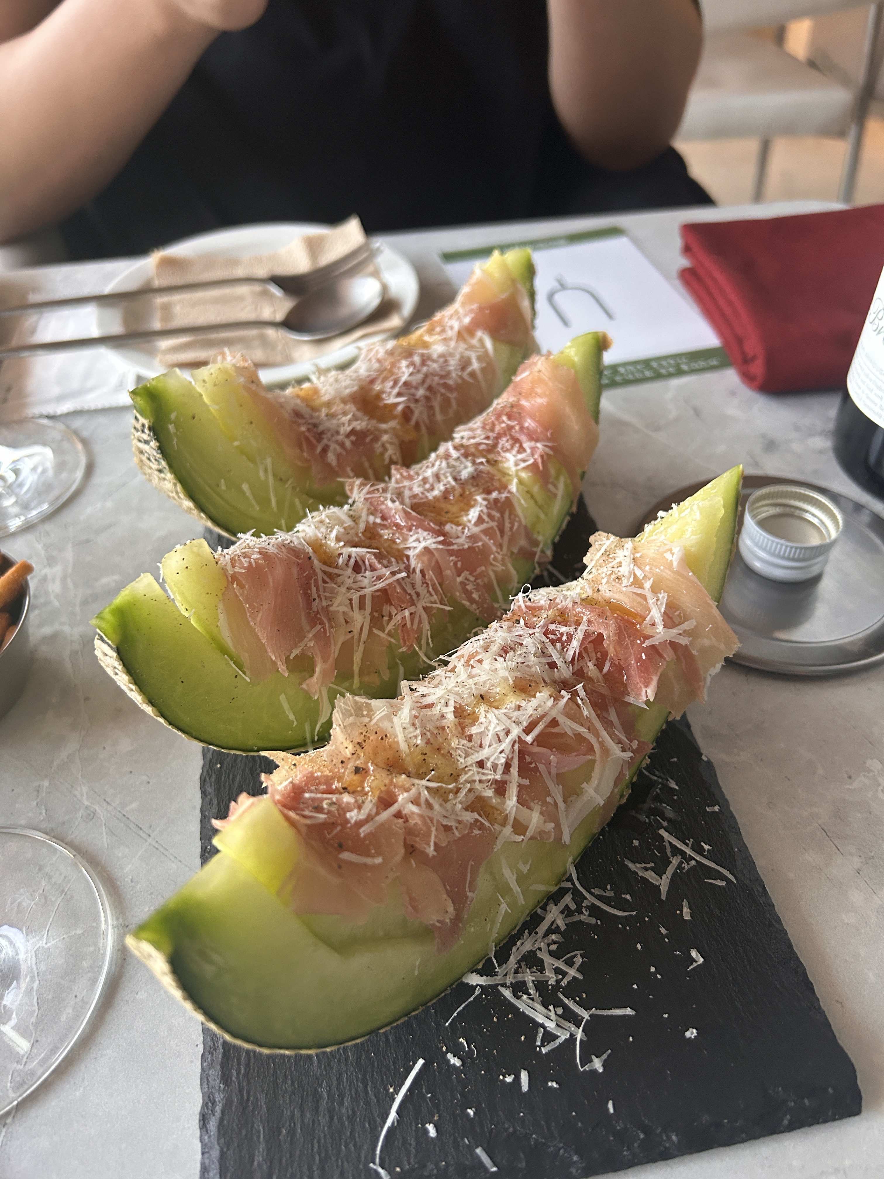 와인도 너무 맛있고 분위기도 좋아요 ㅎㅎ 망원동 숨은 와인 맛집! 열정적으로 와인 설명해주