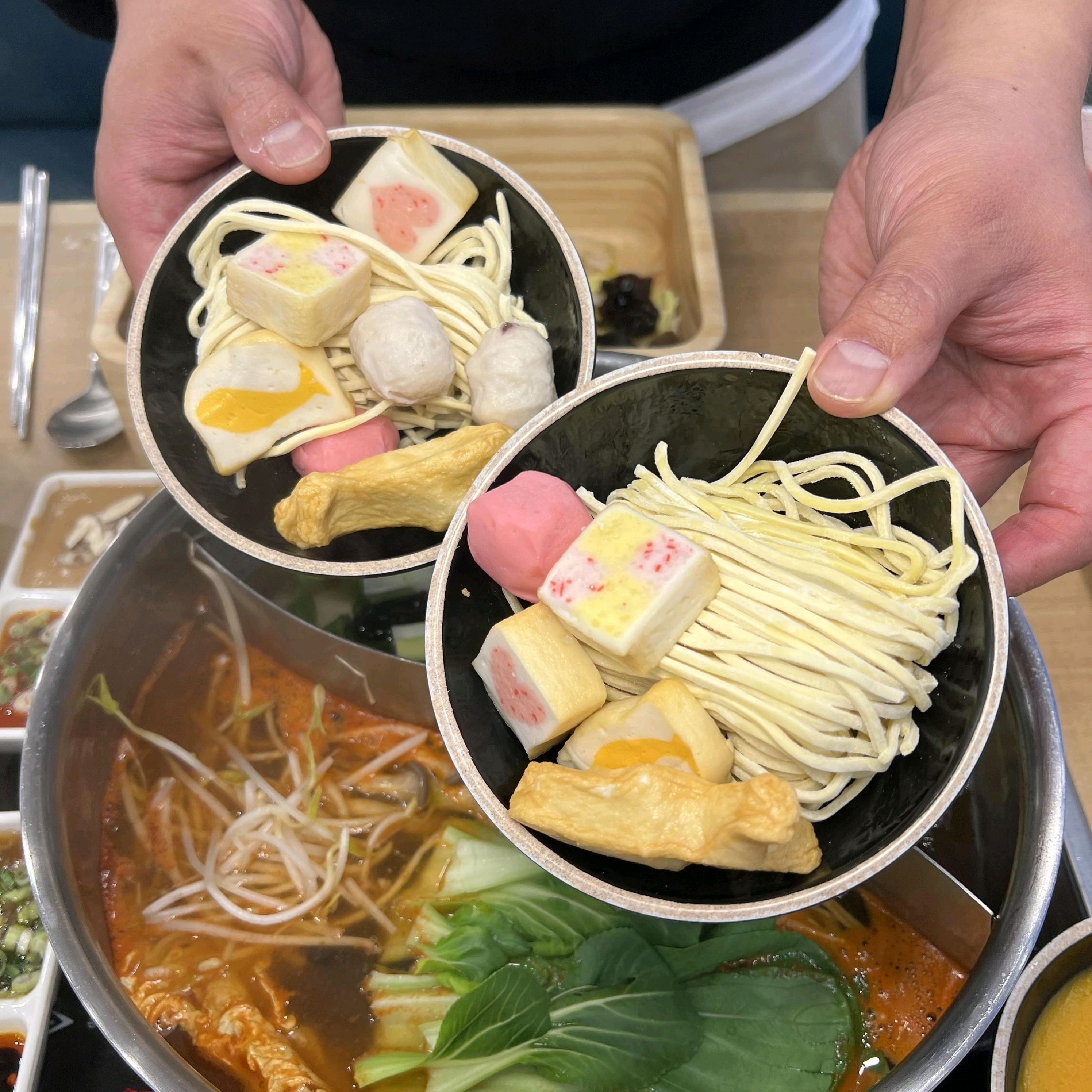 정말 만족스러운 경험이었어요. 소고기 무제한에 취향에 맞는 육수 선택할 수 있어서 좋았어요