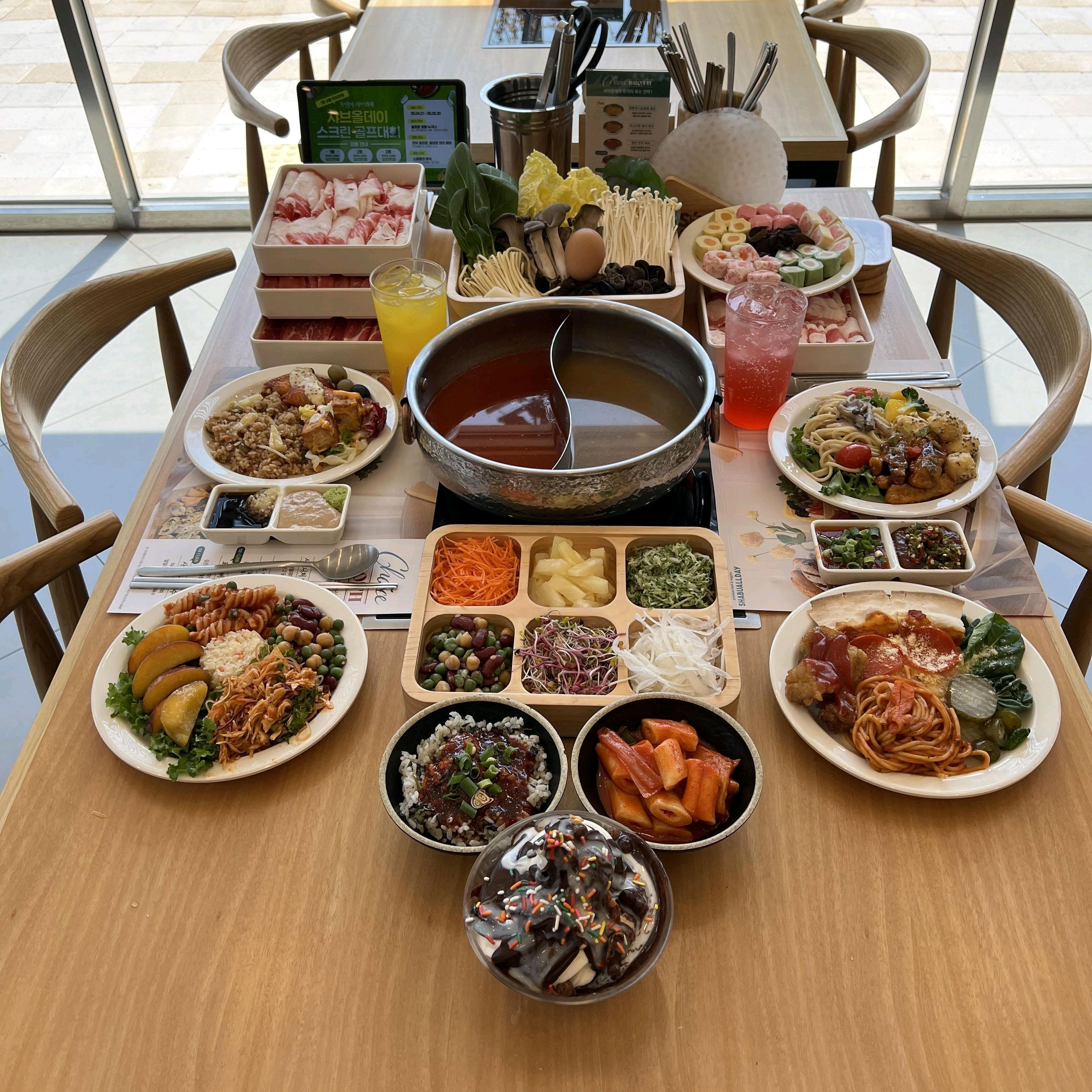 야채도 신선하고 육수 맛도 진하게 느껴졌어요. 가격대비 만족스러웠던 것 같아요. 샐러드바에