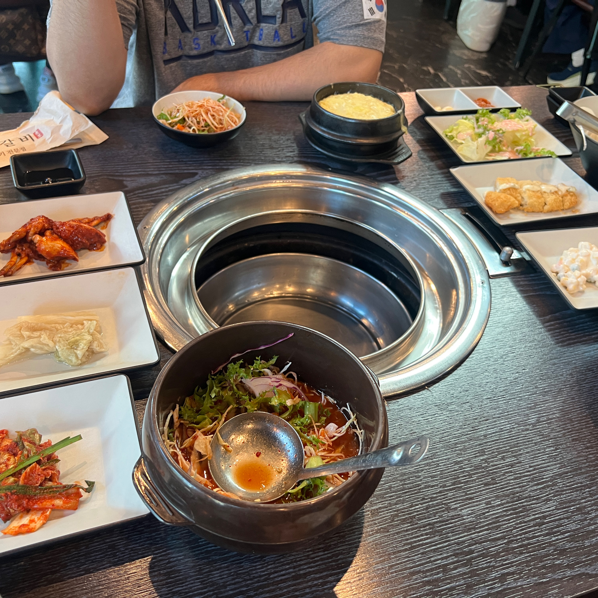 다섯살 아이와 함께 오기에 기본반찬이 좋아서 만족스럽습니다^^ - 아바이마을 맛집 물회주는 고깃집 청초숯불갈비