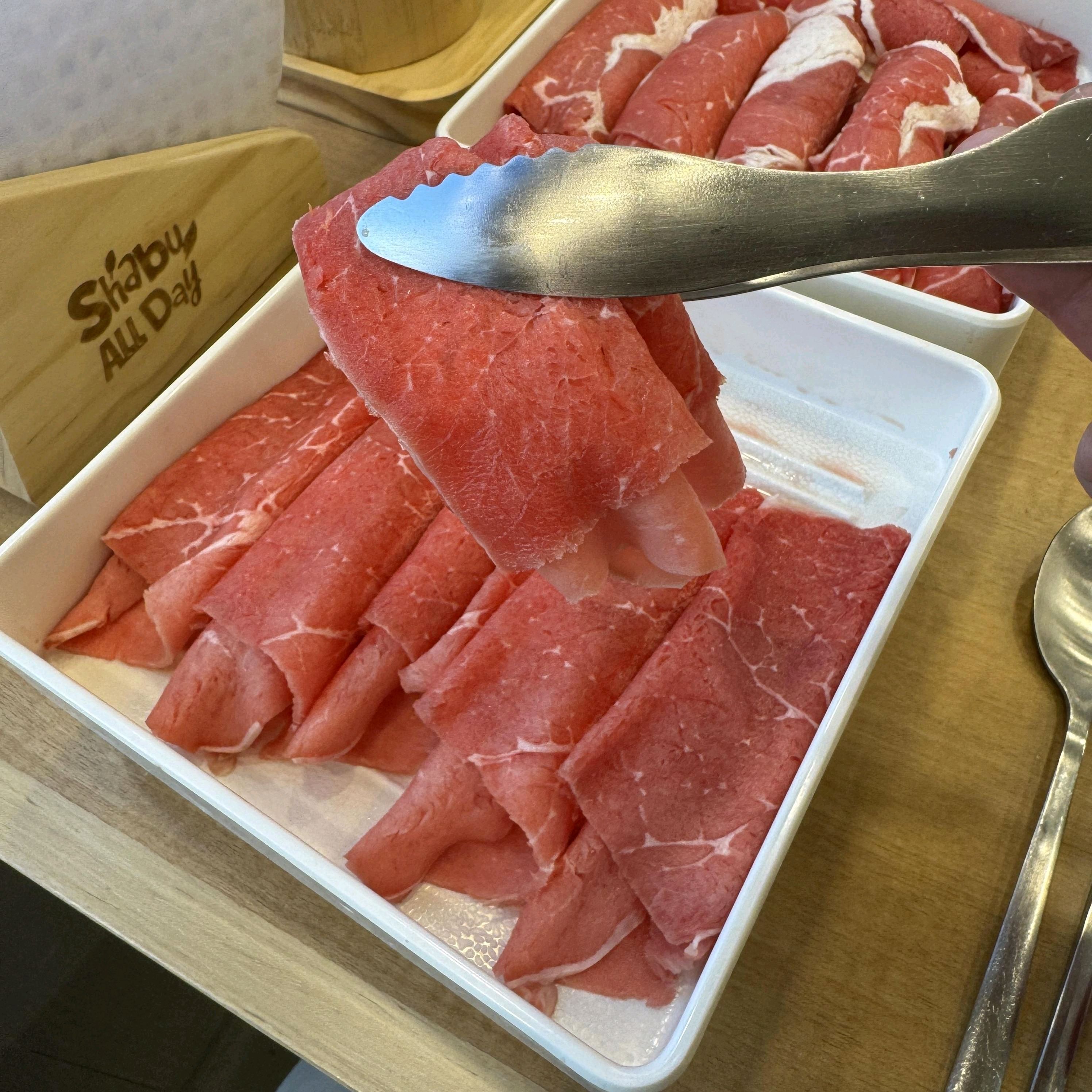 샤브샤브를 너무 맛있게 즐겼네요 소고기 육질이 정말 좋았고 소스도 종류가 다양해서 취향대로