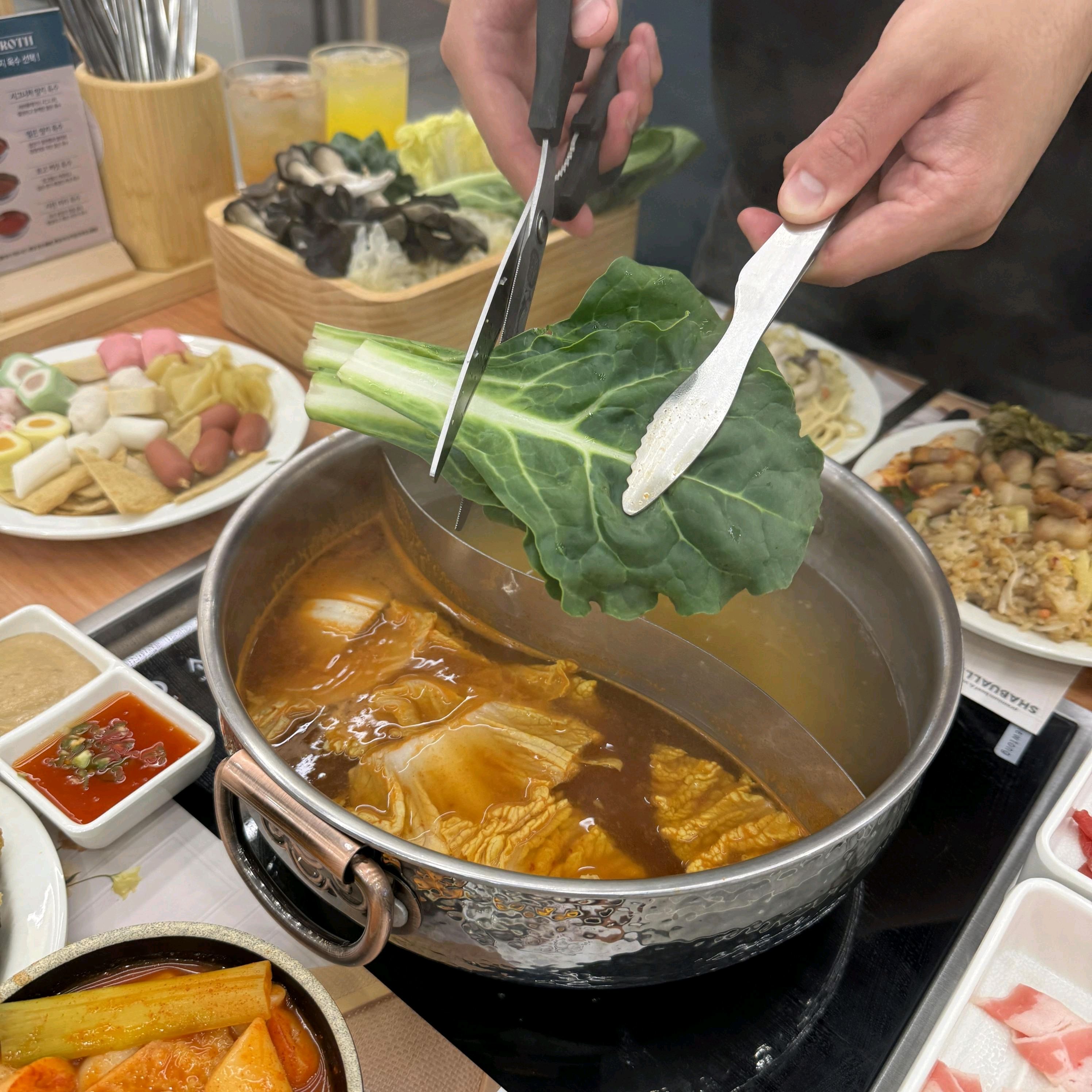 샤브샤브 맛있게 먹었어요. 무제한이라 배불리 먹을 수 있어서 좋았어요. 직원분들도 친절하게