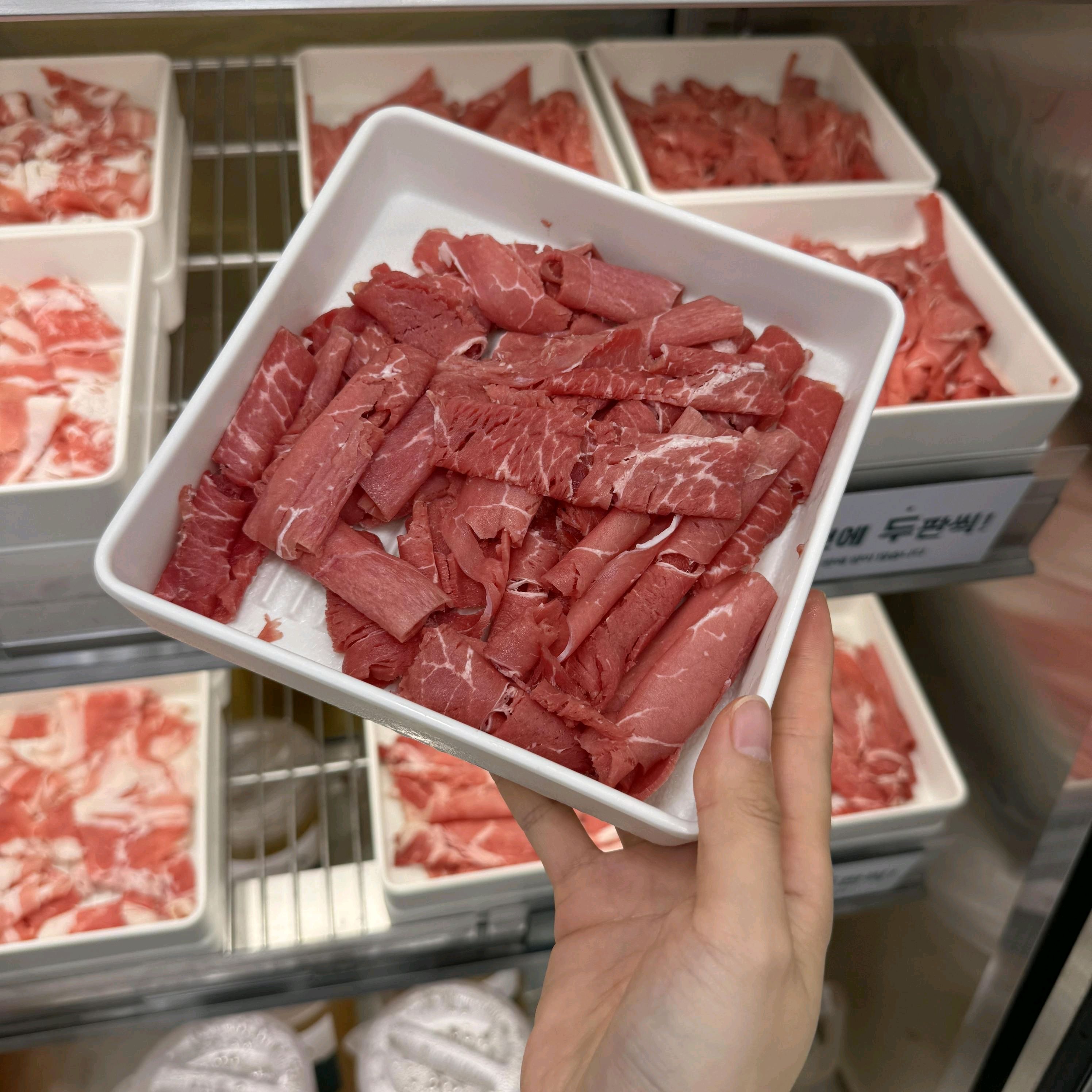 샤브샤브가 정말 맛있어요 다양한 메뉴를 무제한으로 즐길 수 있고 리버스탭 시설도 있어서 애