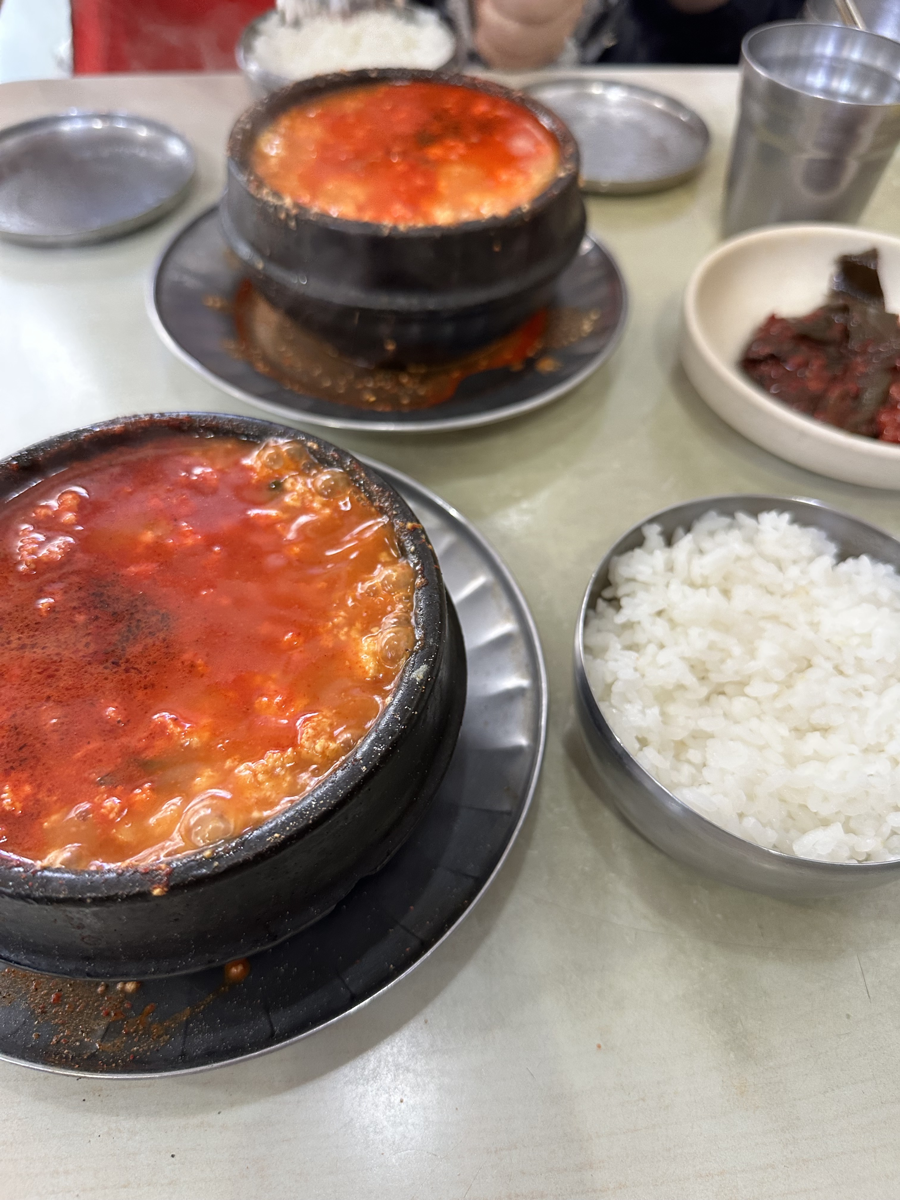 순두부… 좋긴한데 이게 줄서서 기다려서 먹을건가?? 가격도 뭐… 비빔밥 국수 등은 완전 별