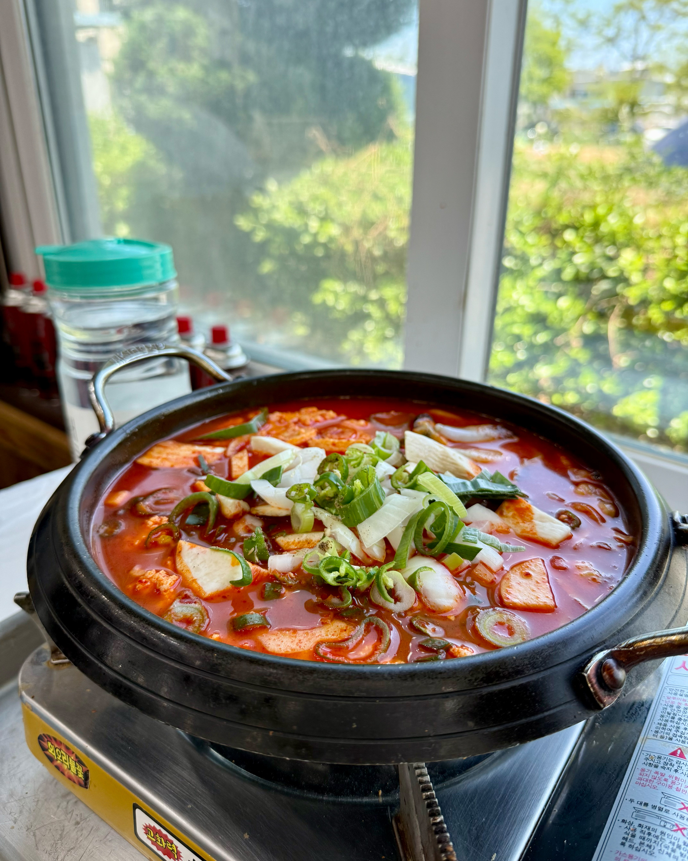 반찬도 맛있고, 순두부전골 자극적이지 않고 맛있어요. 11:35 대기하고 12시 20분에