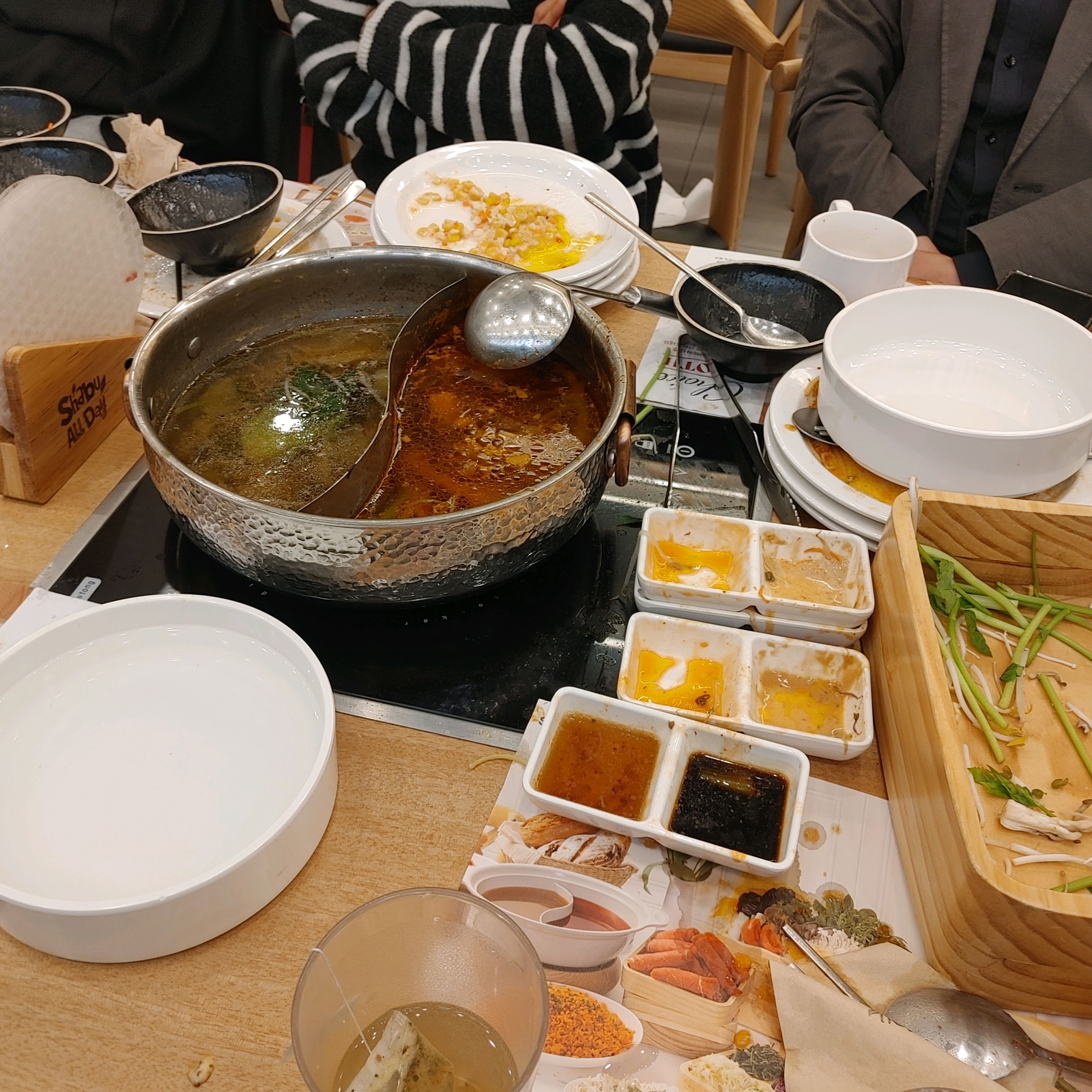 맛있어요. 뷔페 음식들도 대부분 맛있고 디저트들도 다 맛있었습니다. 채소들도 신선해서 좋았
