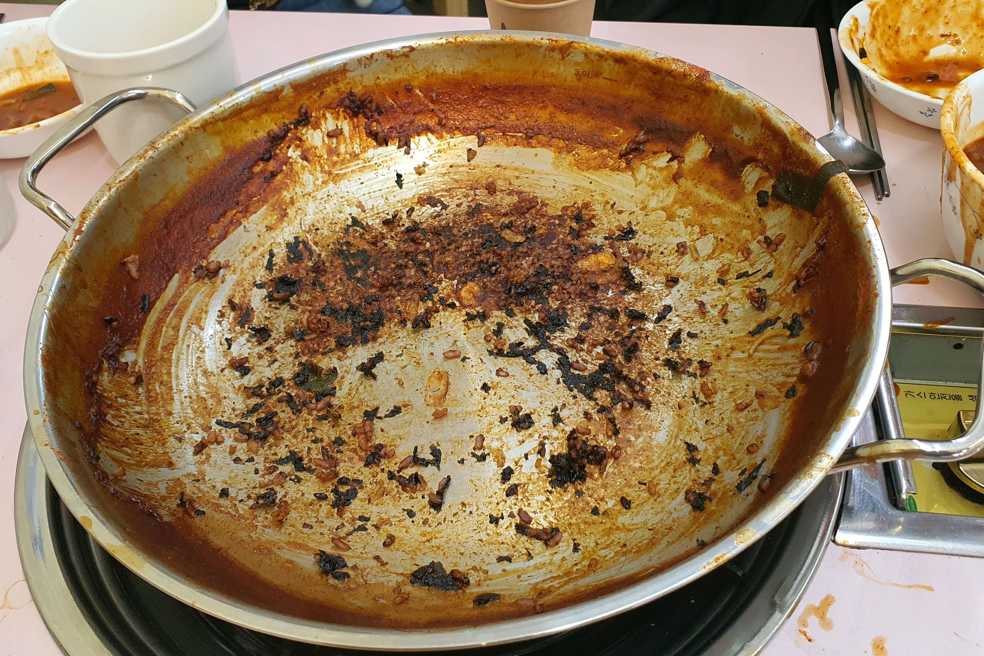 사진찍을 생각도 못하고 다 먹어서 빈 냄비 사진을 올리네요. - 대전 맛집 화목한우리집