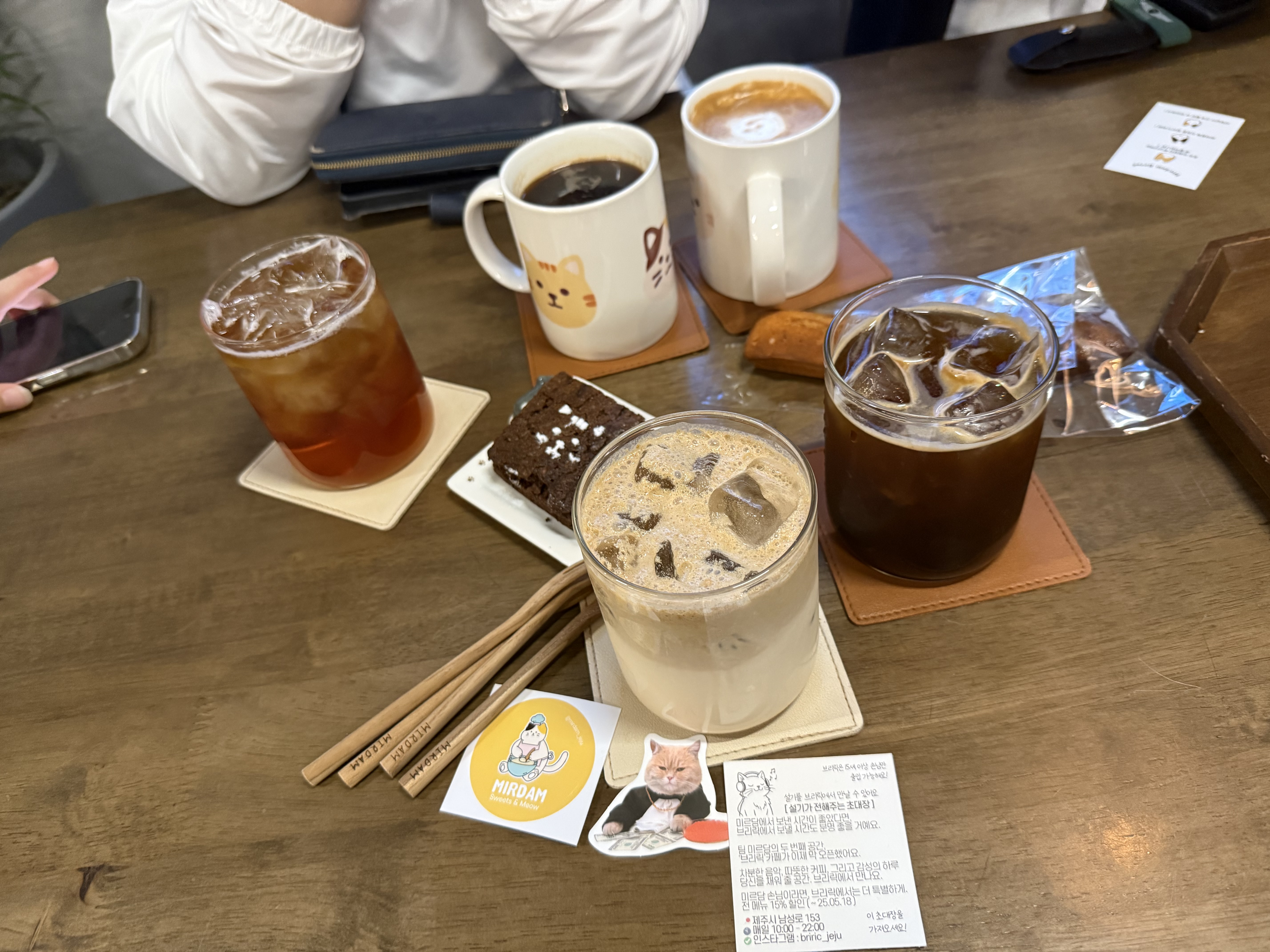 애견동반 카페라고 해서 기대 안 하고 왔는데 고양이들도 너무 귀엽고 카페 음료 하나하나 맛