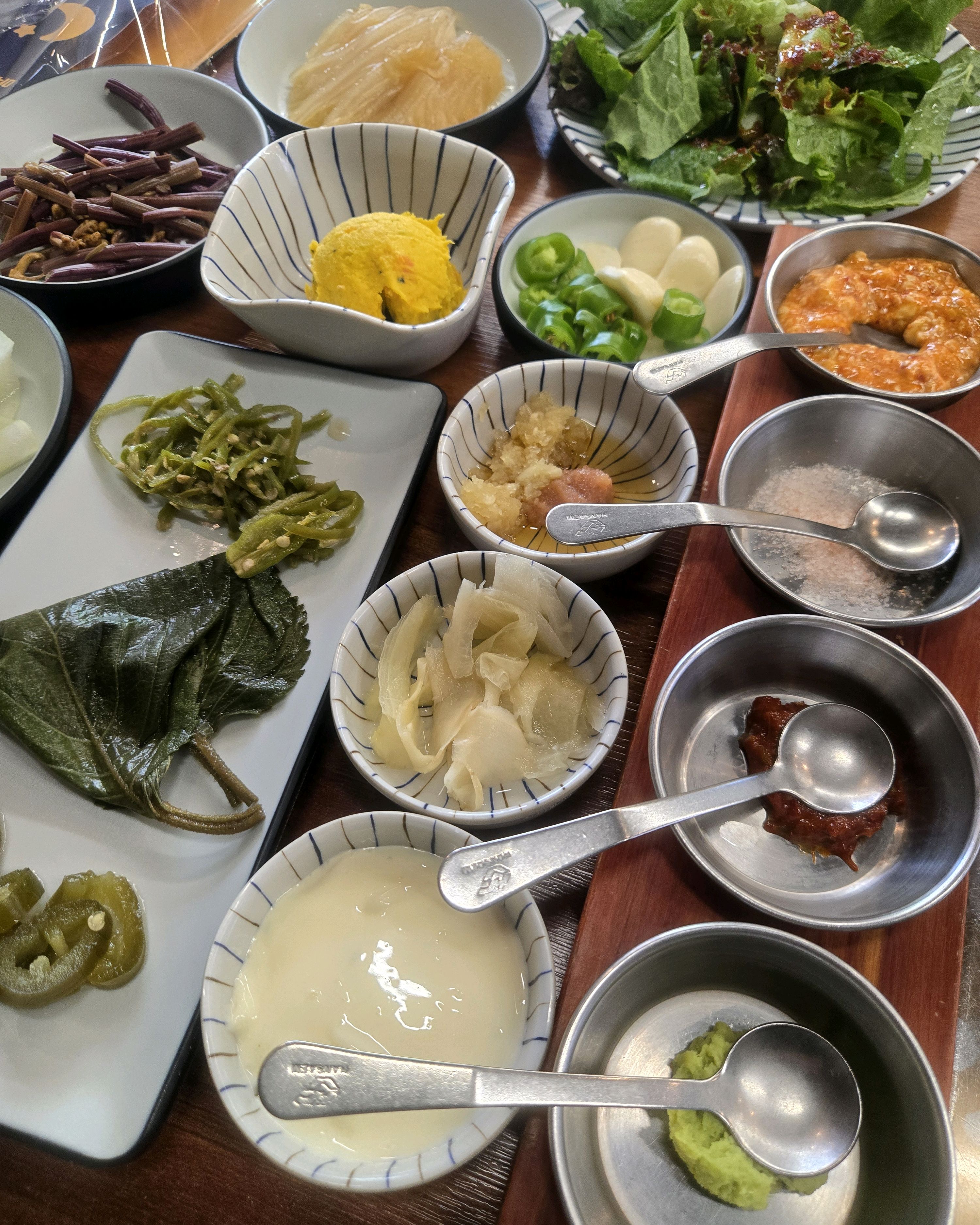 공간도 넓고 쾌적해요 구워주셔서 편하게 먹을 수 있어요 양념장도 많고 고기가 부드러워서 술