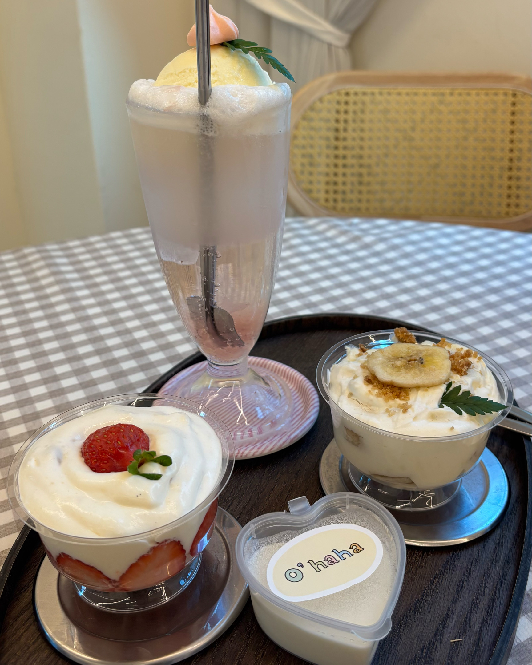 딸기푸딩이랑 벚꽃소다 너무 맛있어용 디저트 종류가 많아서 또 와볼 것 같네요 번창하세요😊😊
