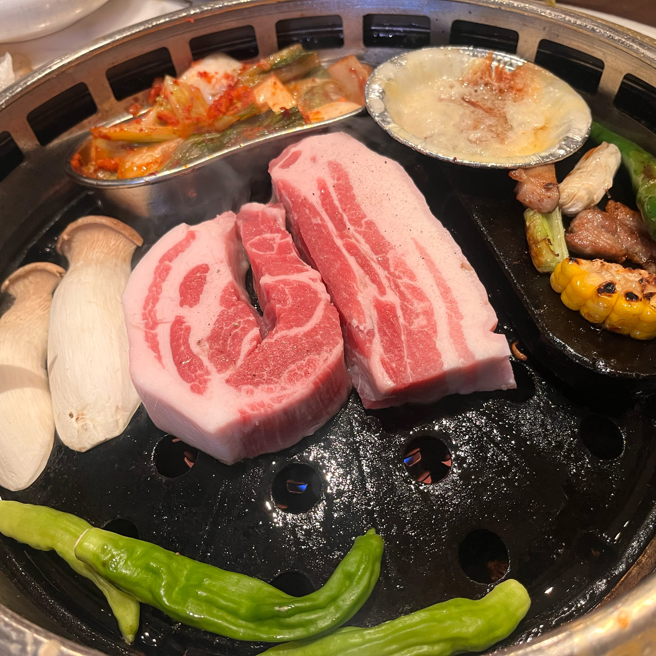 가게 들어오자마자 직원분들이 너무 친절하게 반겨주셔서 기분 좋게 먹기 시작했습니다 고기 맛