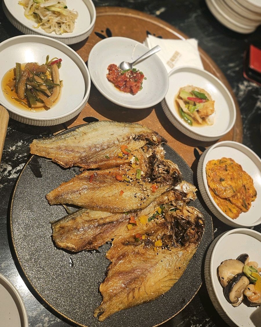 보리굴비의 짭조름하고 고소한 맛이 입맛을 제대로 살려주는 듯.. - 대전 맛집 육미미