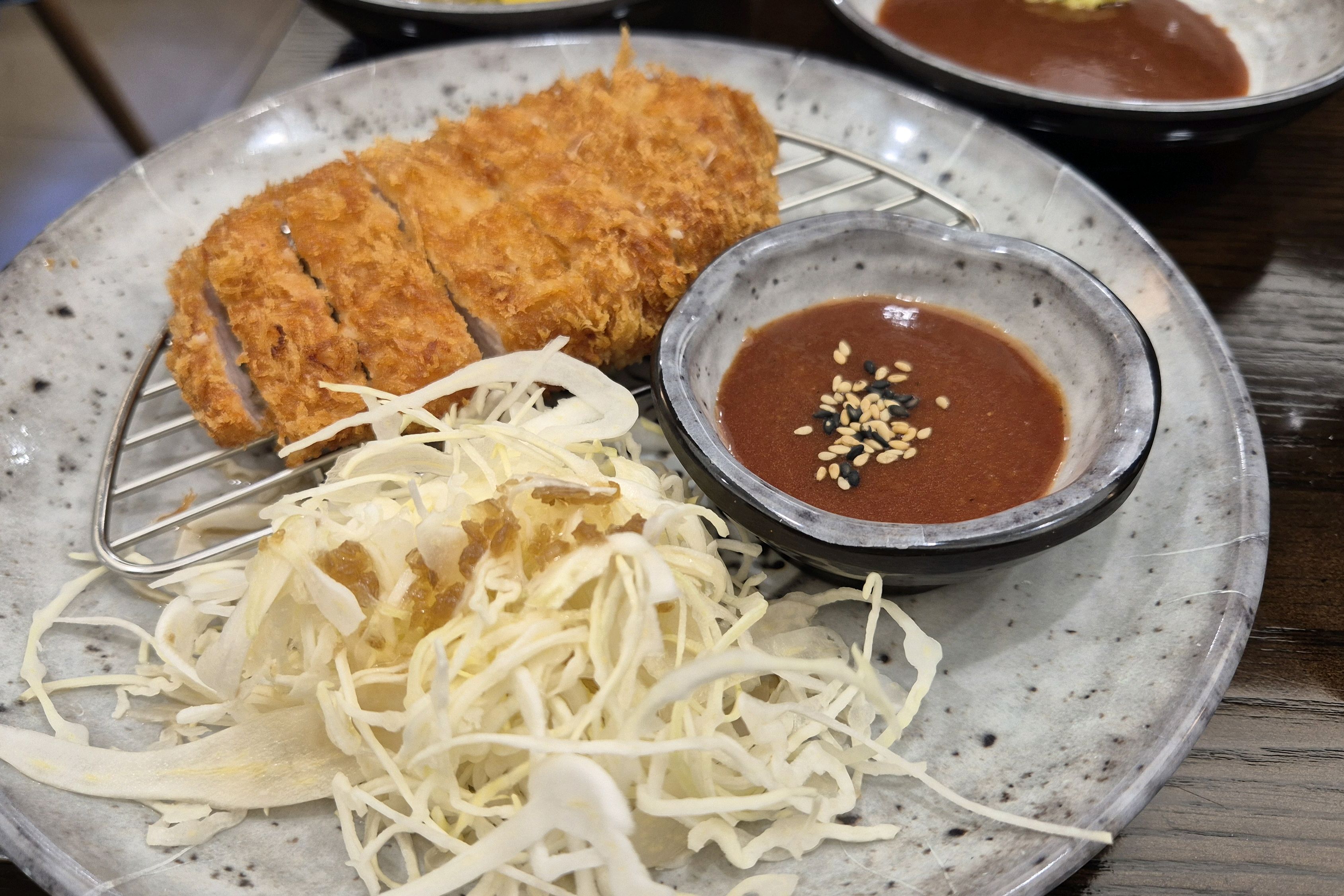따뜻한 우동 맛있네요. 면발이 전부 좋아요~ 잘먹고갑니다. 더치페이결제도 되어서 좋네요~ - 북촌 맛집 삼동소바 북촌점