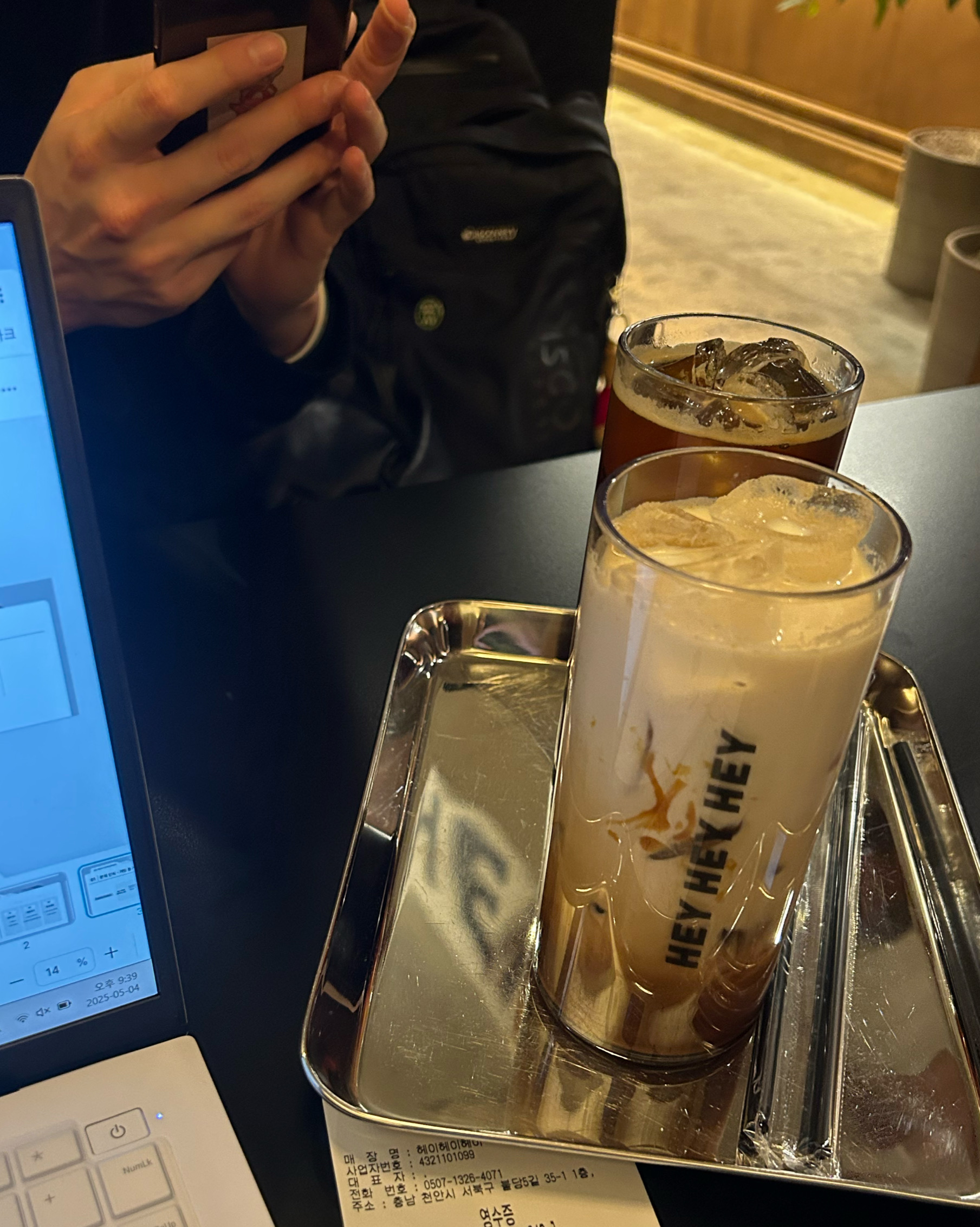 공부하러 자주 오는데 커피 맛도 너무 좋고 집중도 잘 돼요! 콘센트도 잘 되어 있어서 카공