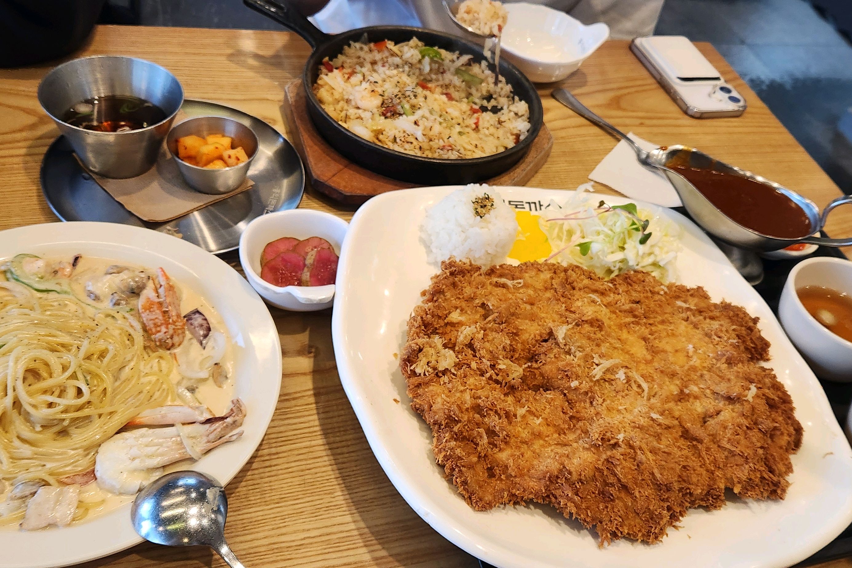 아이들과 다양한 음식주문해서 먹기 좋아요. - 순천 신대 맛집 홍익돈까스 순천점