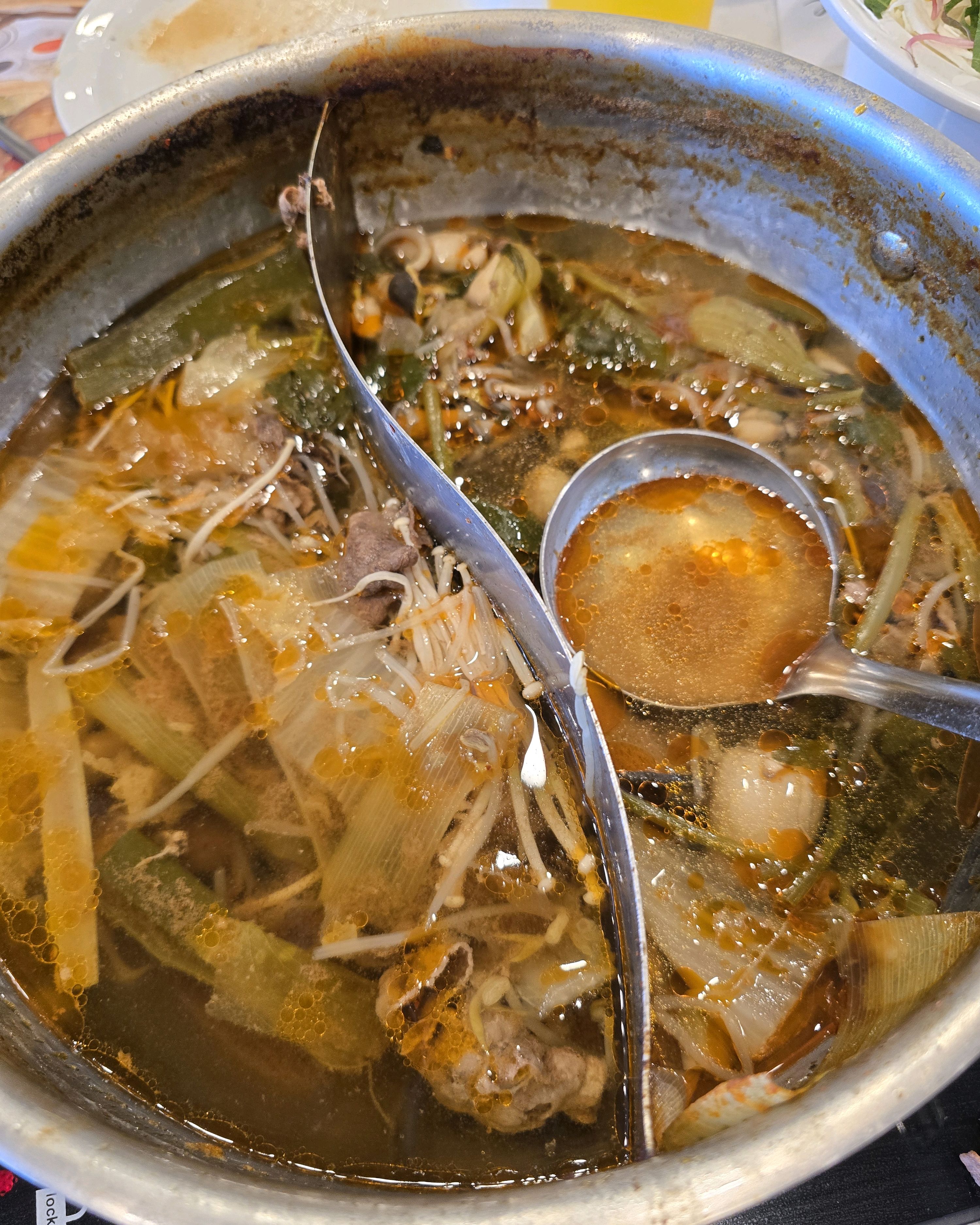 음식이 양도많고 깨끗하고 반반이라서 여러가지로 먹을수있어서 좋았어요. 직원분들도 바쁜데 친