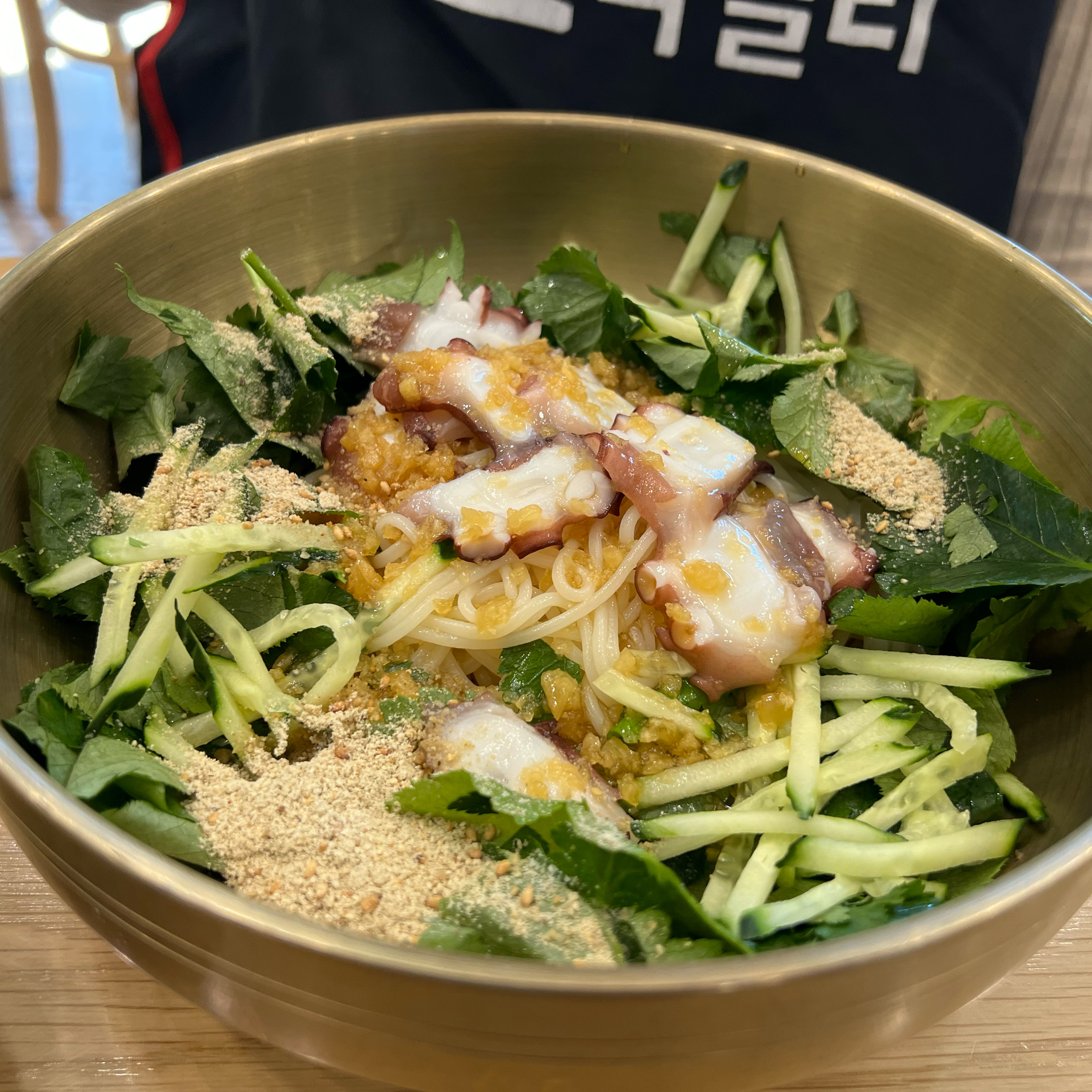 돌문어들기름국수 먹으러 왔는데 맛있네여 - 제주 맛집 섬누들