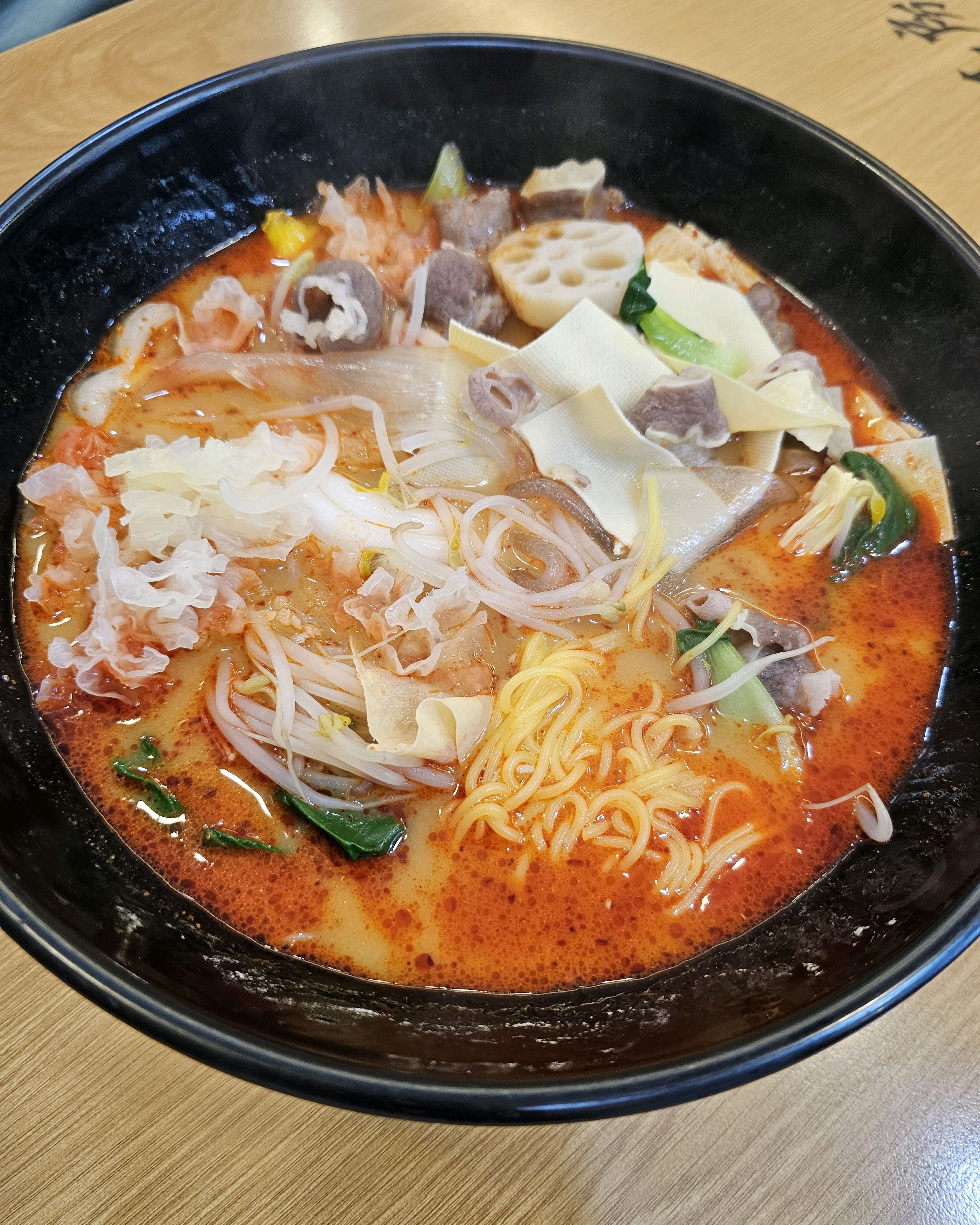 라홍방 매번 배달만시키다 아이가 직접 재료 볼에 담고 싶어해서 매장이용했어요. 푸짐하고 맛