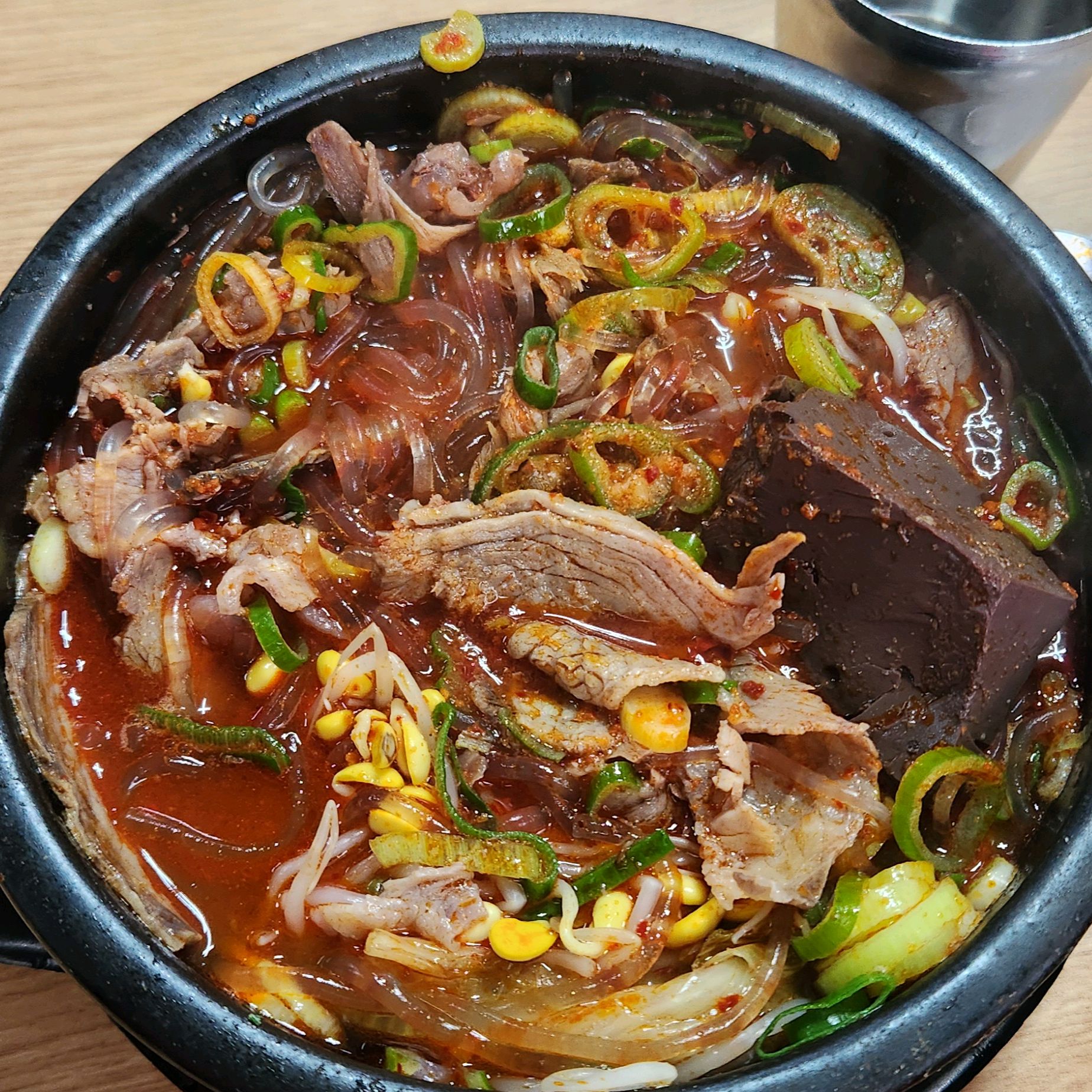 해장국 그렇게 안좋아하는데 얼큰하고 건더기가 많아서 좋아요 차로 오기엔 먹다가 차빼고 하느