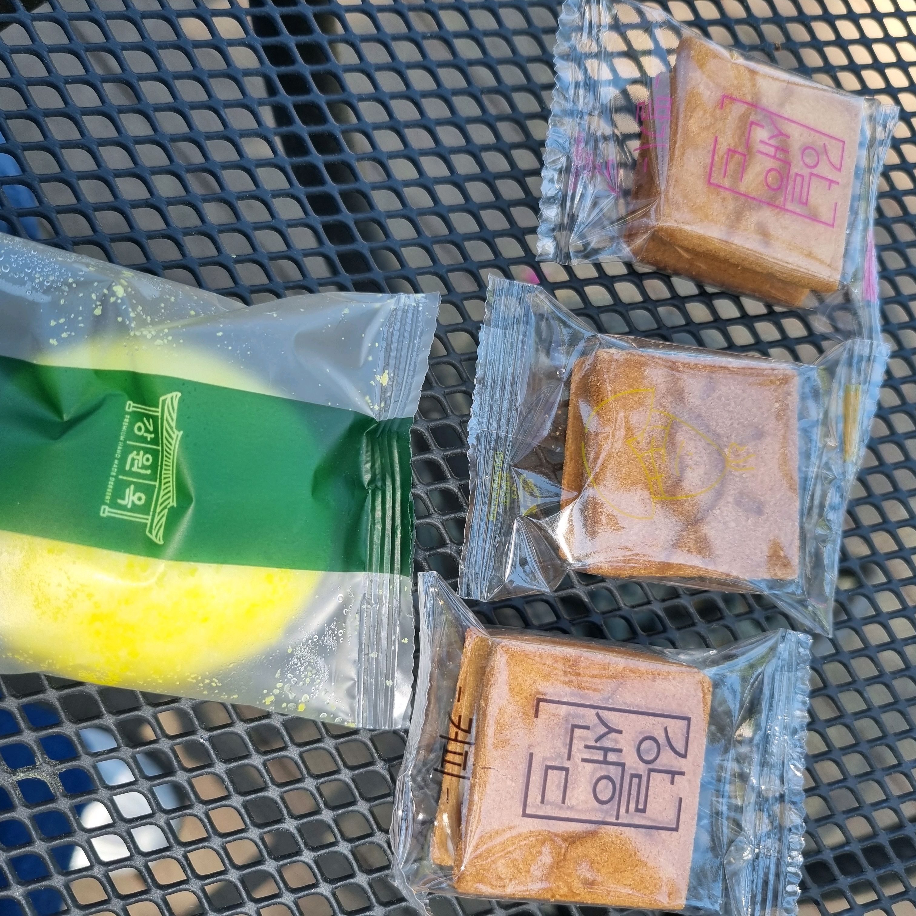 맛보려고 종류별로 하나씩 샀는데 제입엔 커피쿠키가 최고네요~ 야외테라스도 좋고 선물하기 좋