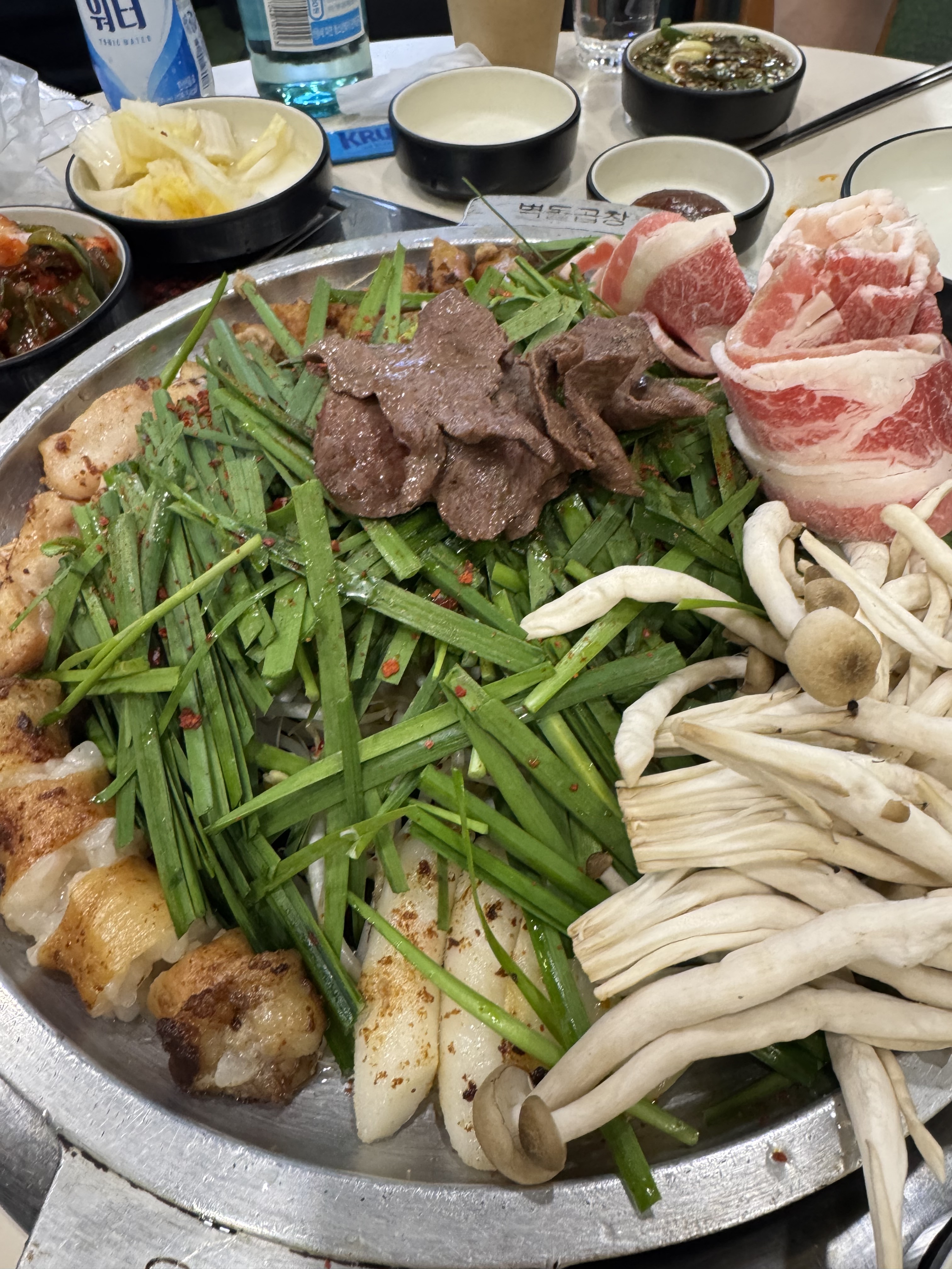 네번 정도 온 것 같은데 진짜 육회랑 순두부찌개도 서비스로 나와서 좋고 고기 질도 좋아요