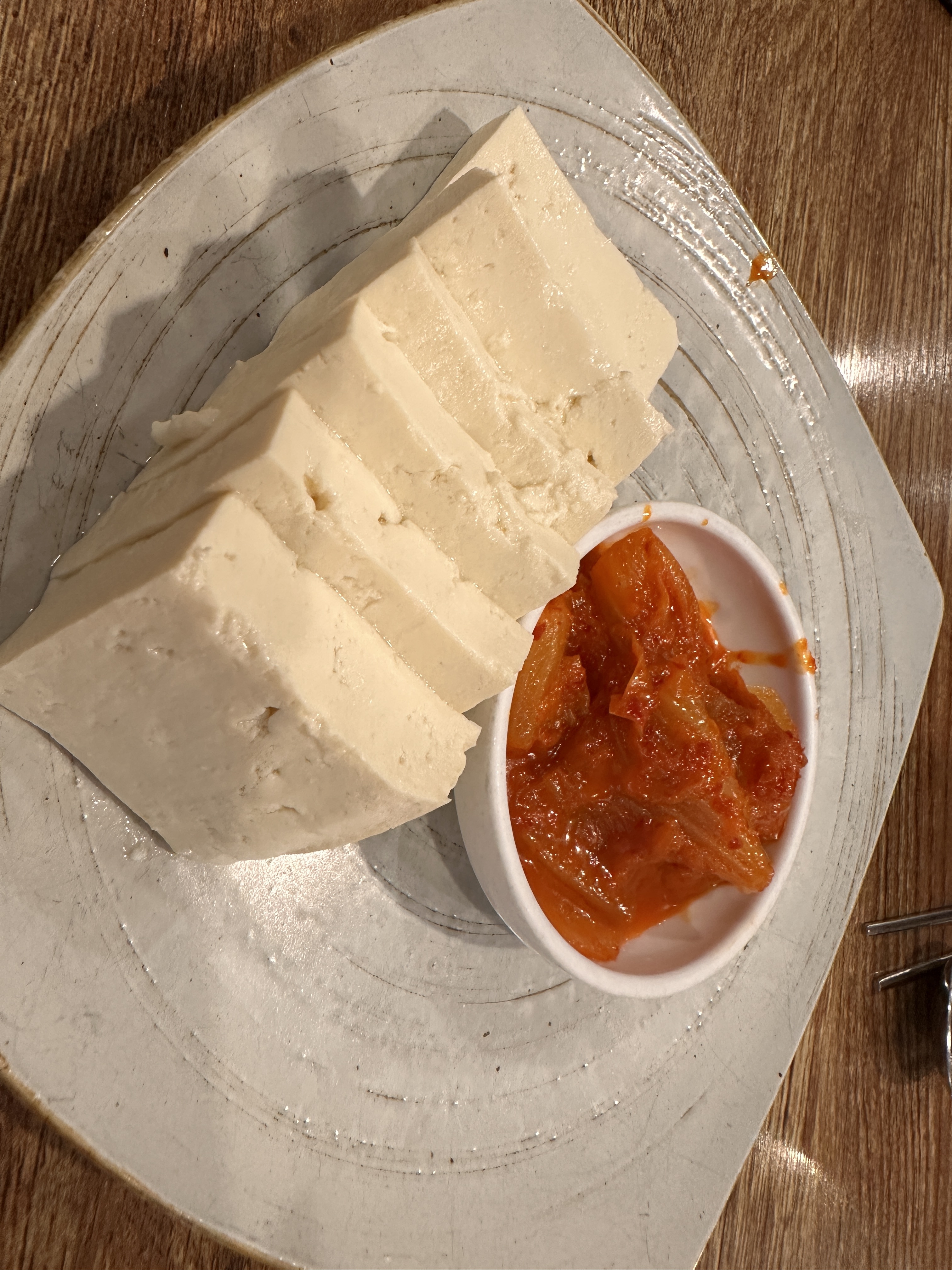 기본찬에 두부김치가 2점정도 나와요! 맛보고 싶으신 분들은 반모추가 굳이 안하셔구 될것 같
