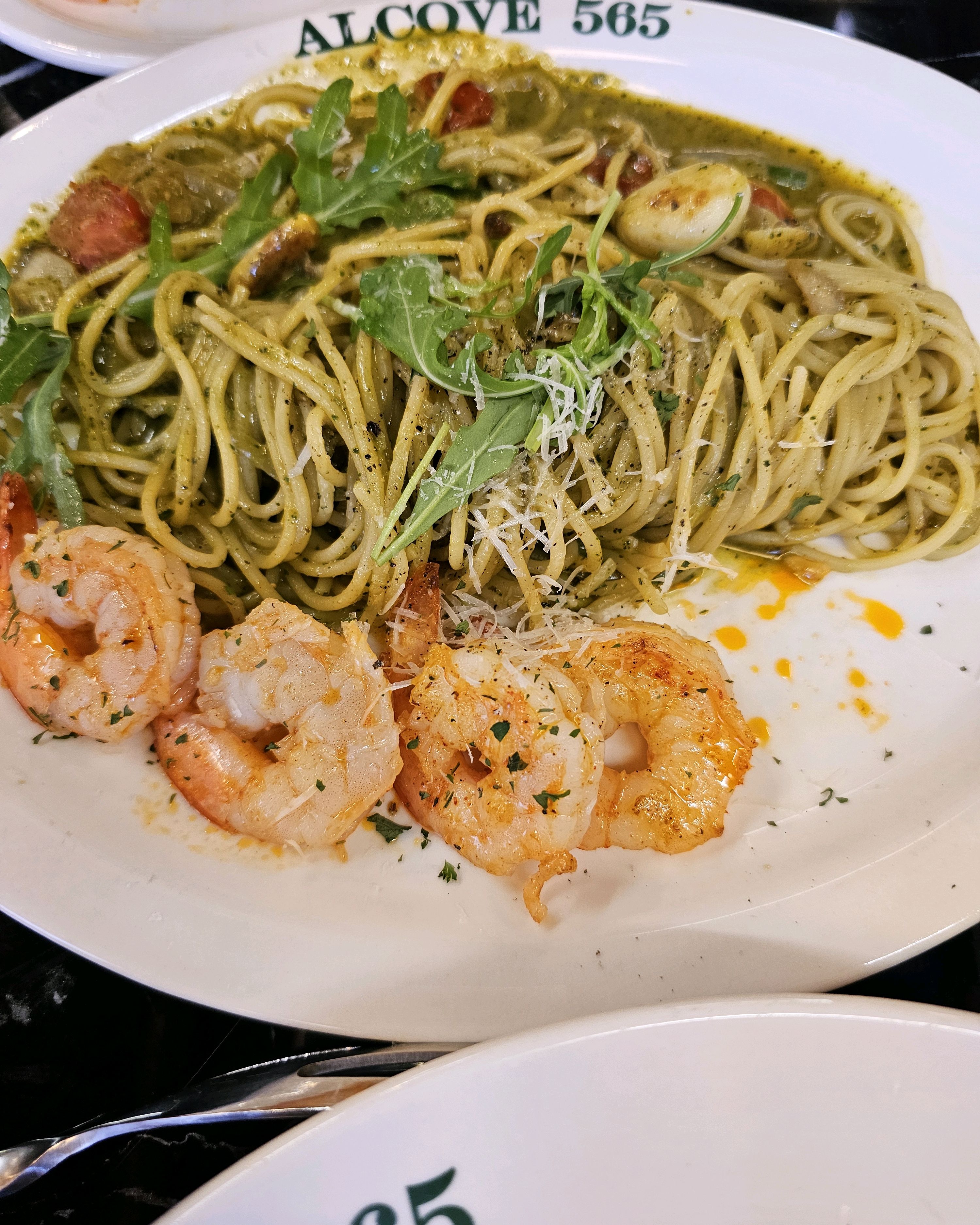 세번째 방문인데 넘 맛있어요..인테리어도 이쁘고 양도 넉넉해요~ 주말엔 웨이팅이좀 있지만