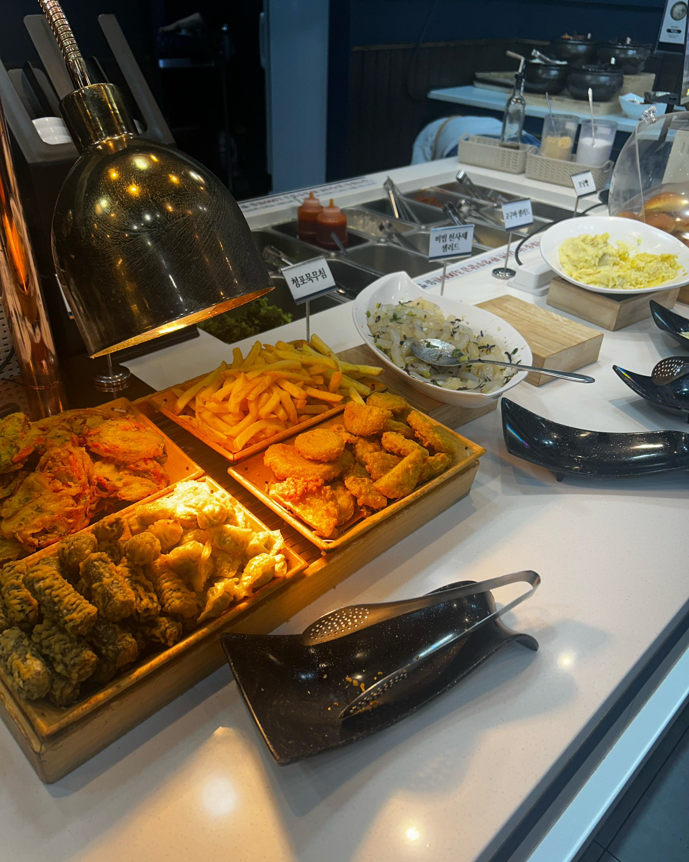 다양한 곁들이 음식 덕분에 더 맛있게 먹을 수 있었습니다!! 직원분들도 친절하시고 가족 모