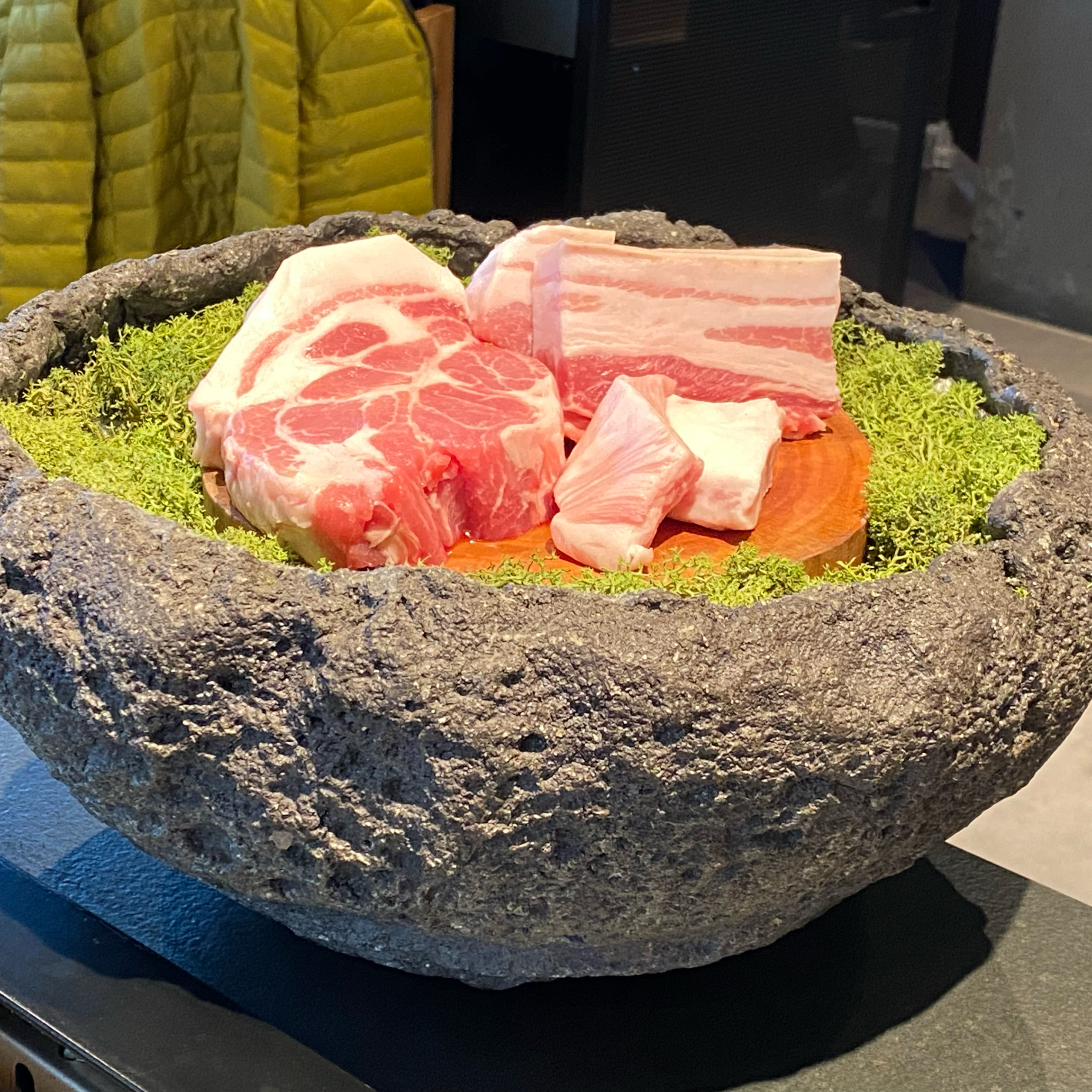 고기를 잘 굽고 다양한 밑반찬이 맛있었다. - 제주 맛집 임제 제주본점